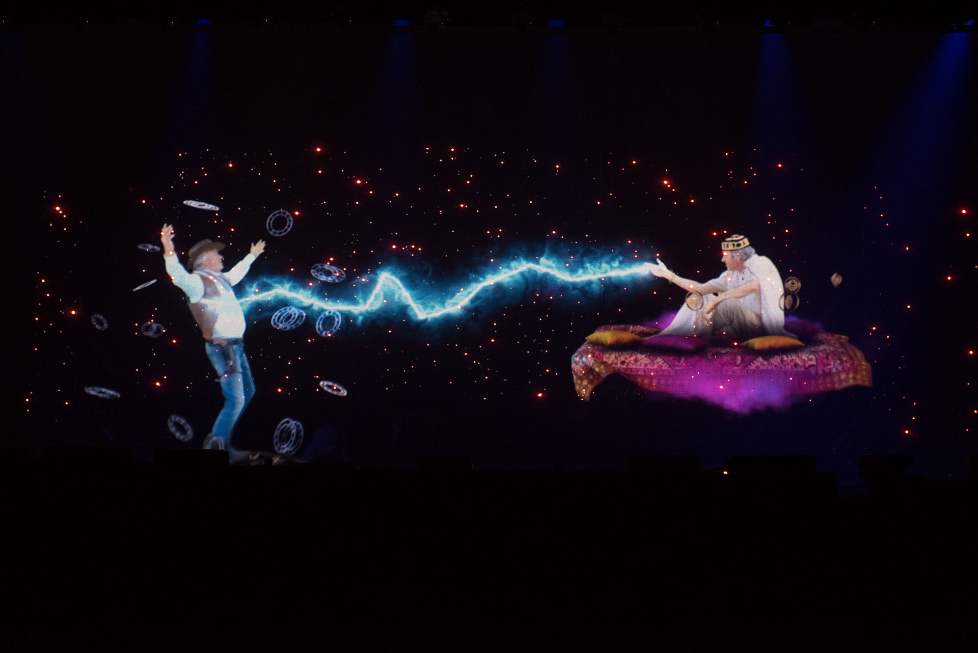 Durante la fiesta Far West se proyectó un holograma en 3D que representaba el duelo entre Cronos y Kairós, las formas del tiempo según los griegos