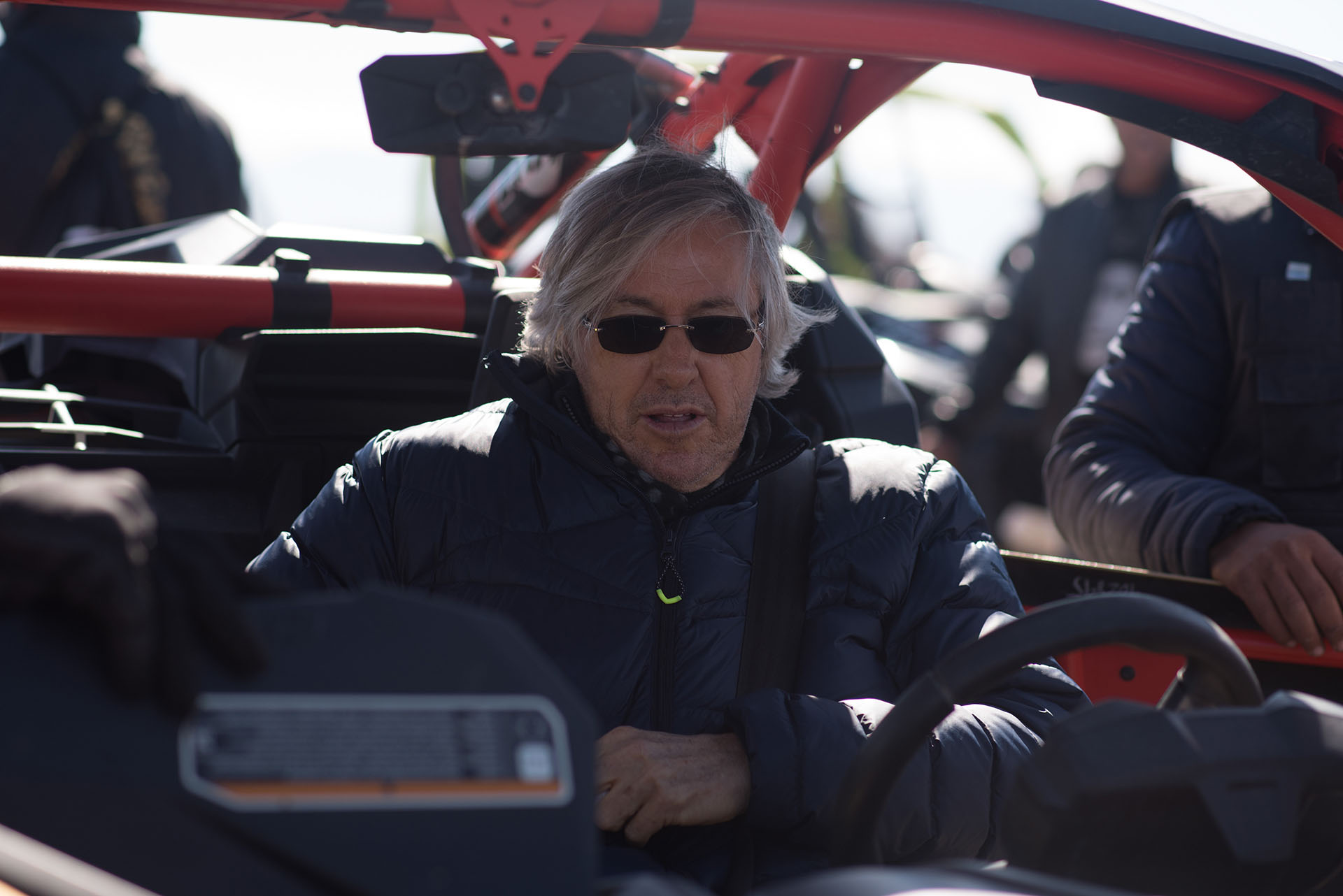 Alejandro Roemmers montado en un buggy en el desierto de Agafy