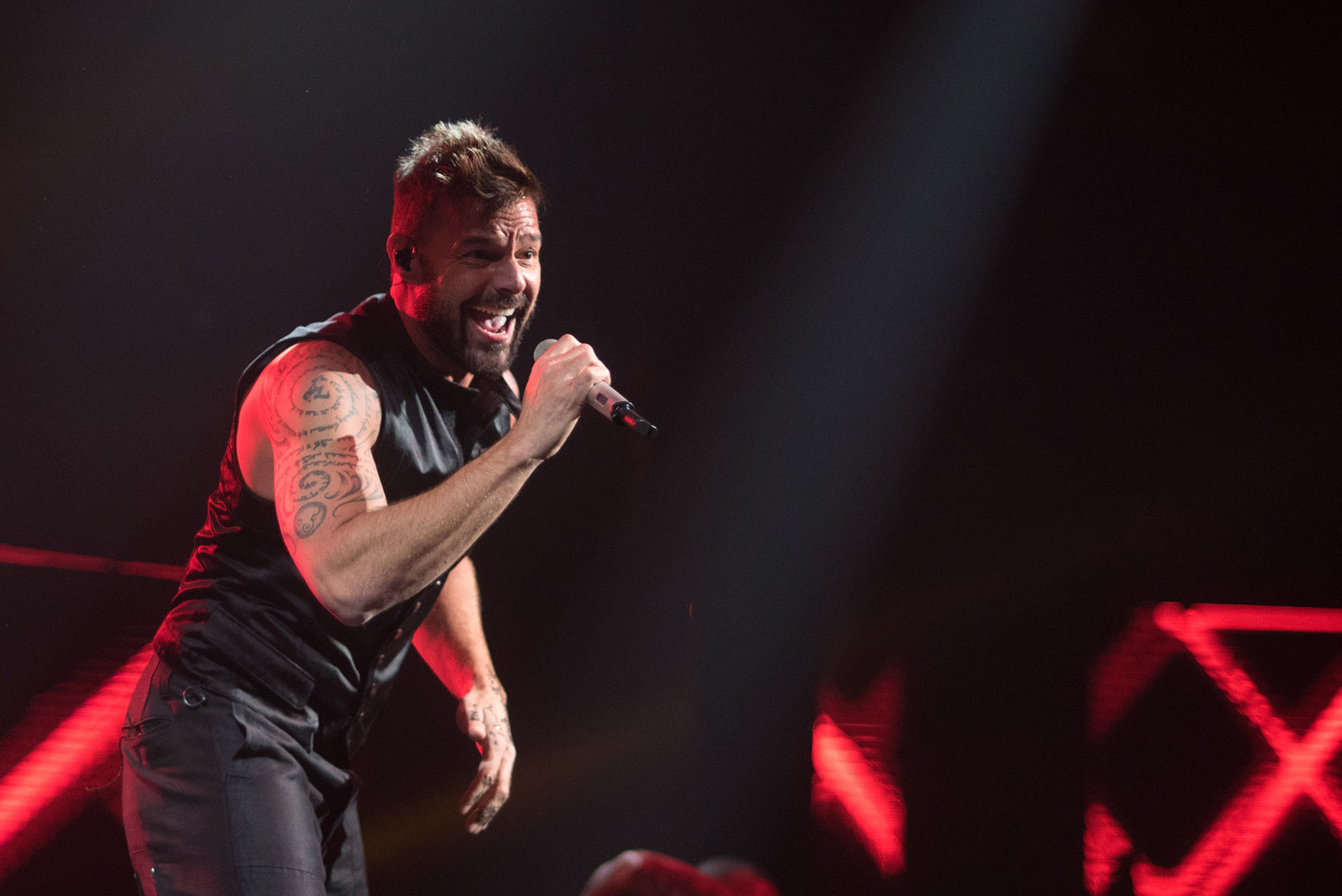 El cantante puertorriqueño Ricky Martin fue el primero en presentarse e hizo vibrar a los invitados con 10 de sus mejores éxitos