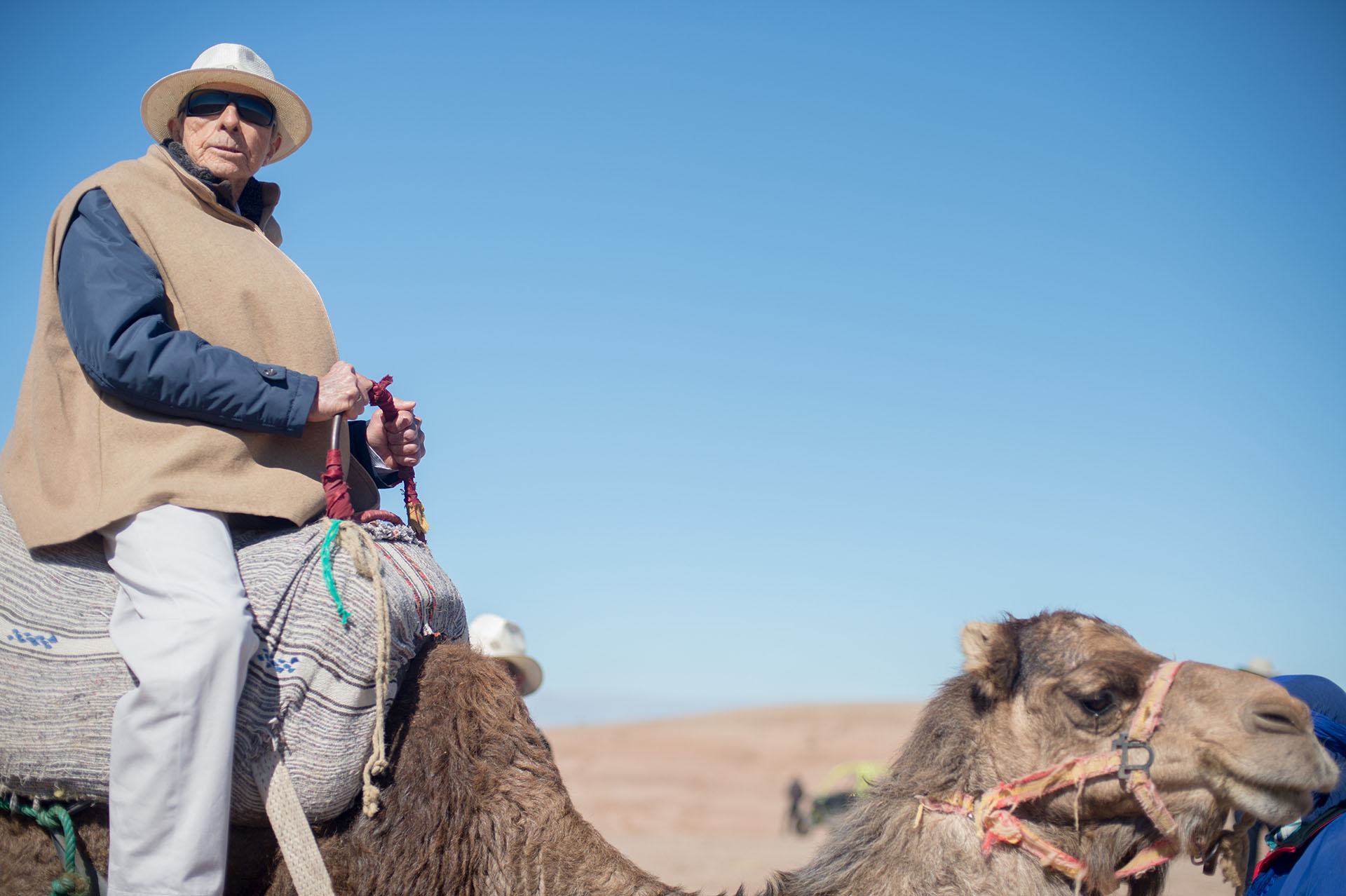 Alberto W. H. Roemmers subido a un camello en el desierto
