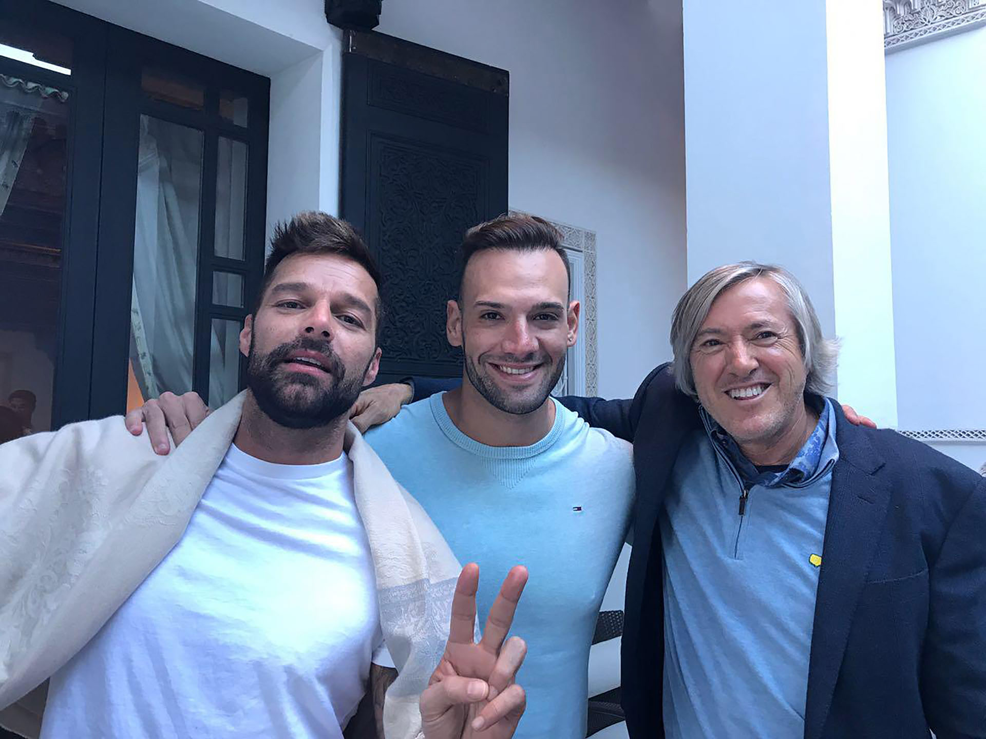 El cantante Marko Silva y Ricky Martin junto a Alejandro Roemmers en el hotel La Mamounia
