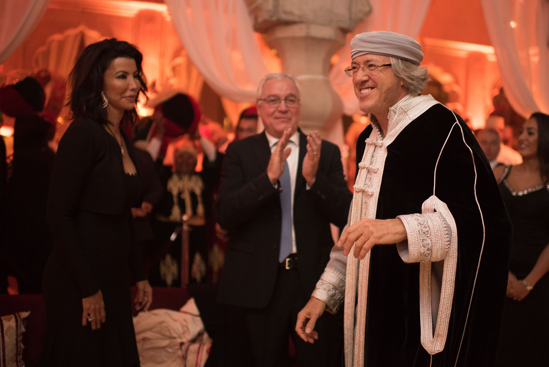 Alejandro Roemmers vistió una túnica blanca y negra para su fiesta oriental en el Palais Namaskar