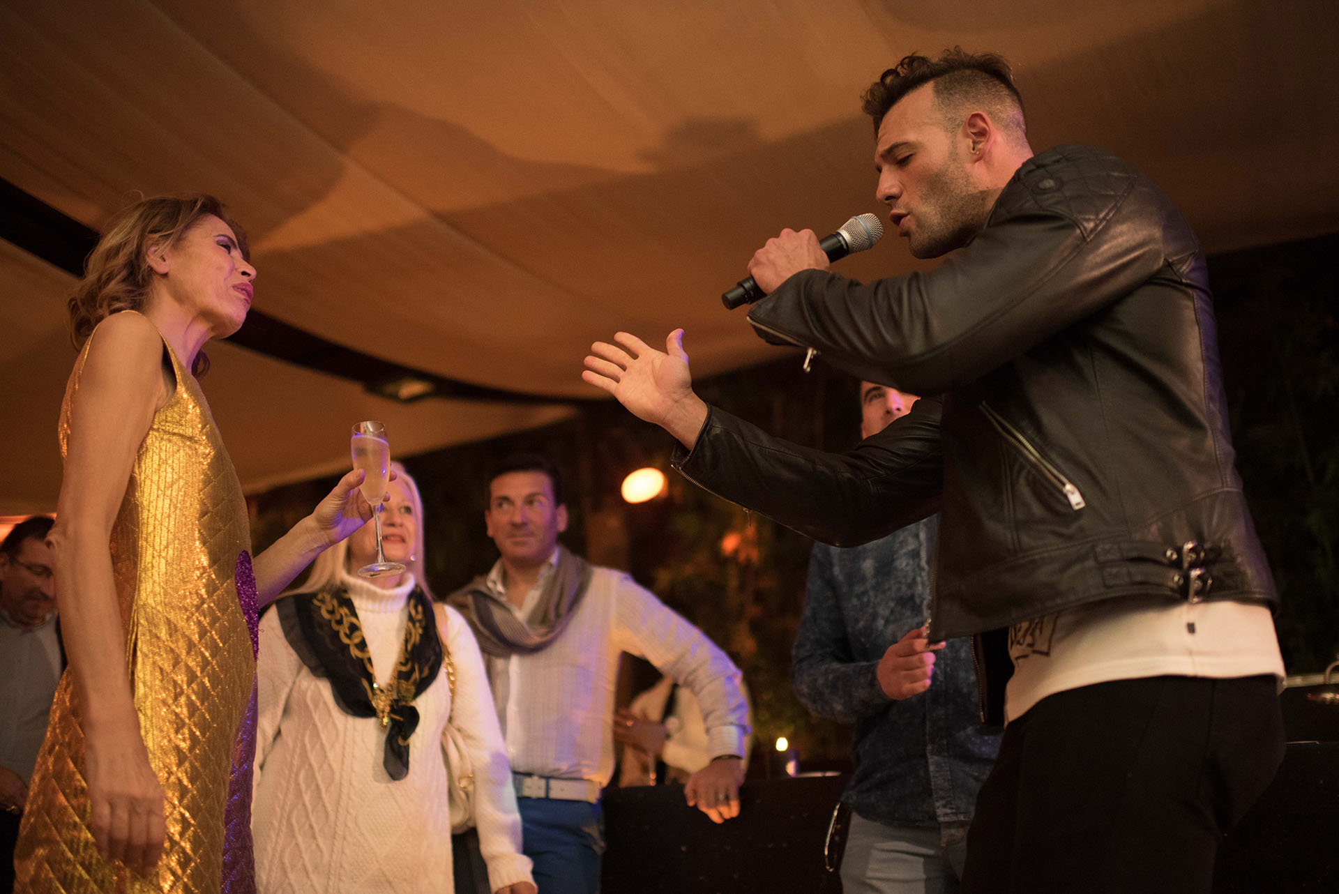 El cantante Marko Silva junto a la diseñadora Ágatha Ruíz de la Prada durante la cena en el restaurante Bo Zin
