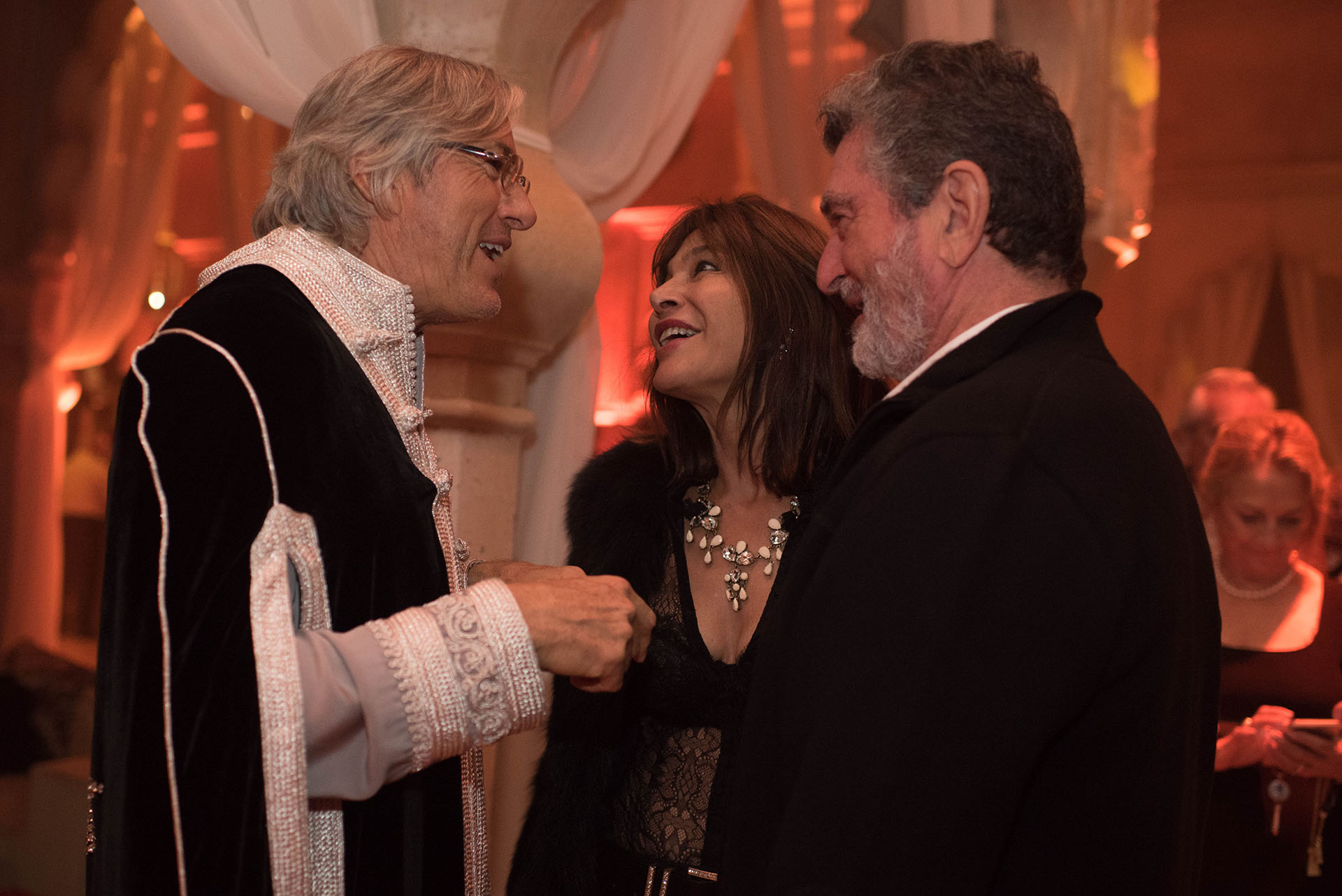 Alejandro Roemmers saluda a Carlos de Narváez y Mariana Hartz de Narváez