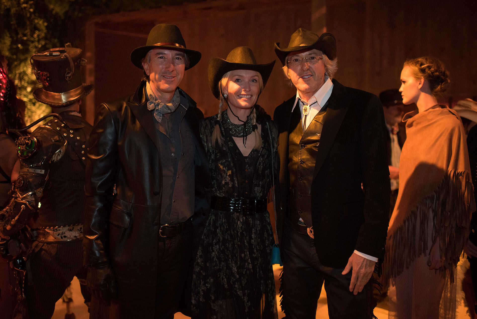 Alejandro Roemmers junto a su hermano Pablo y Catherine Roemmers, con vestimentas alusivas a la fiesta Far West.
