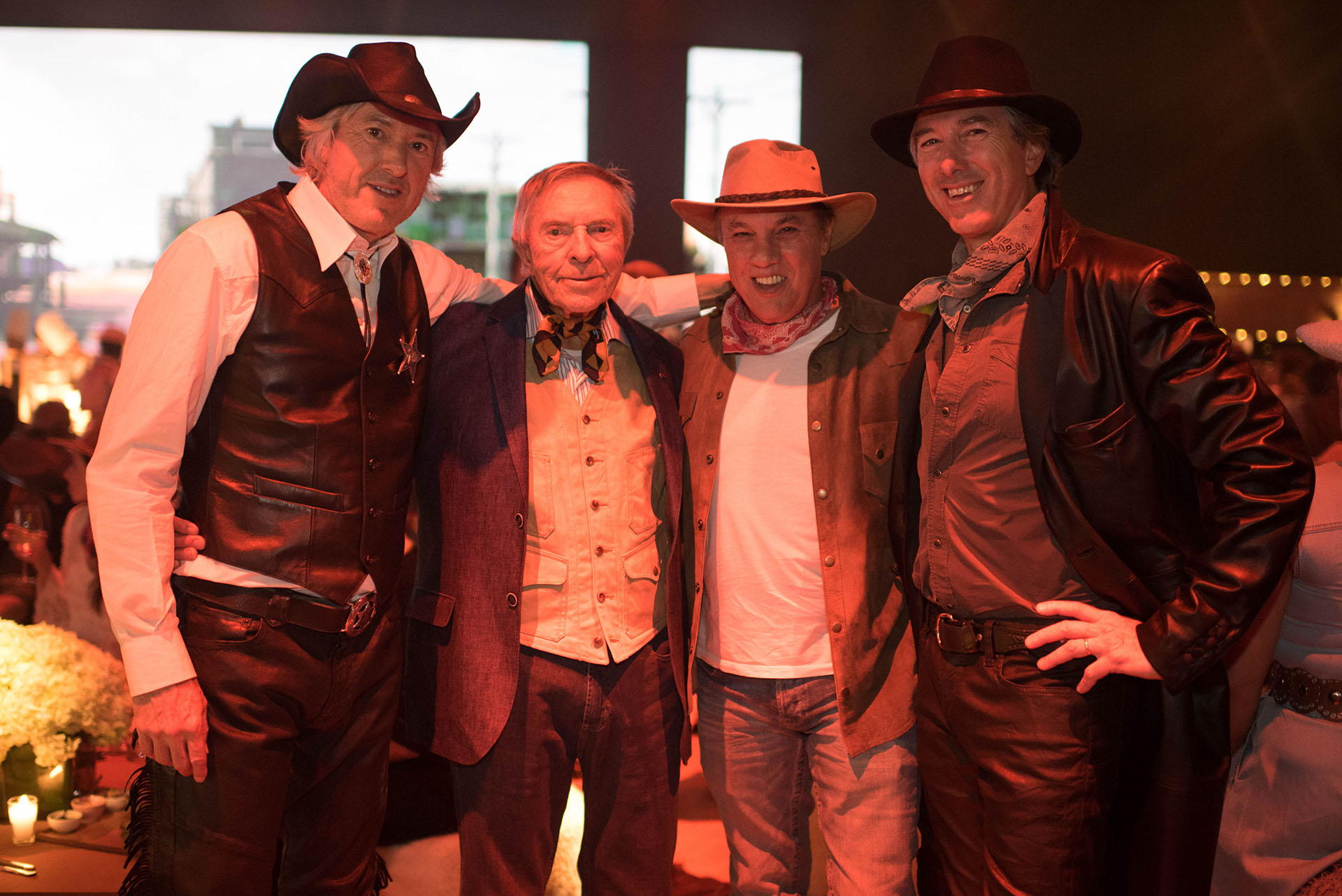 Alberto W. H. Roemmers junto a sus hijos. El dress code texano fue sugerido para los invitados: sombreros, chalecos de flecos y botas
