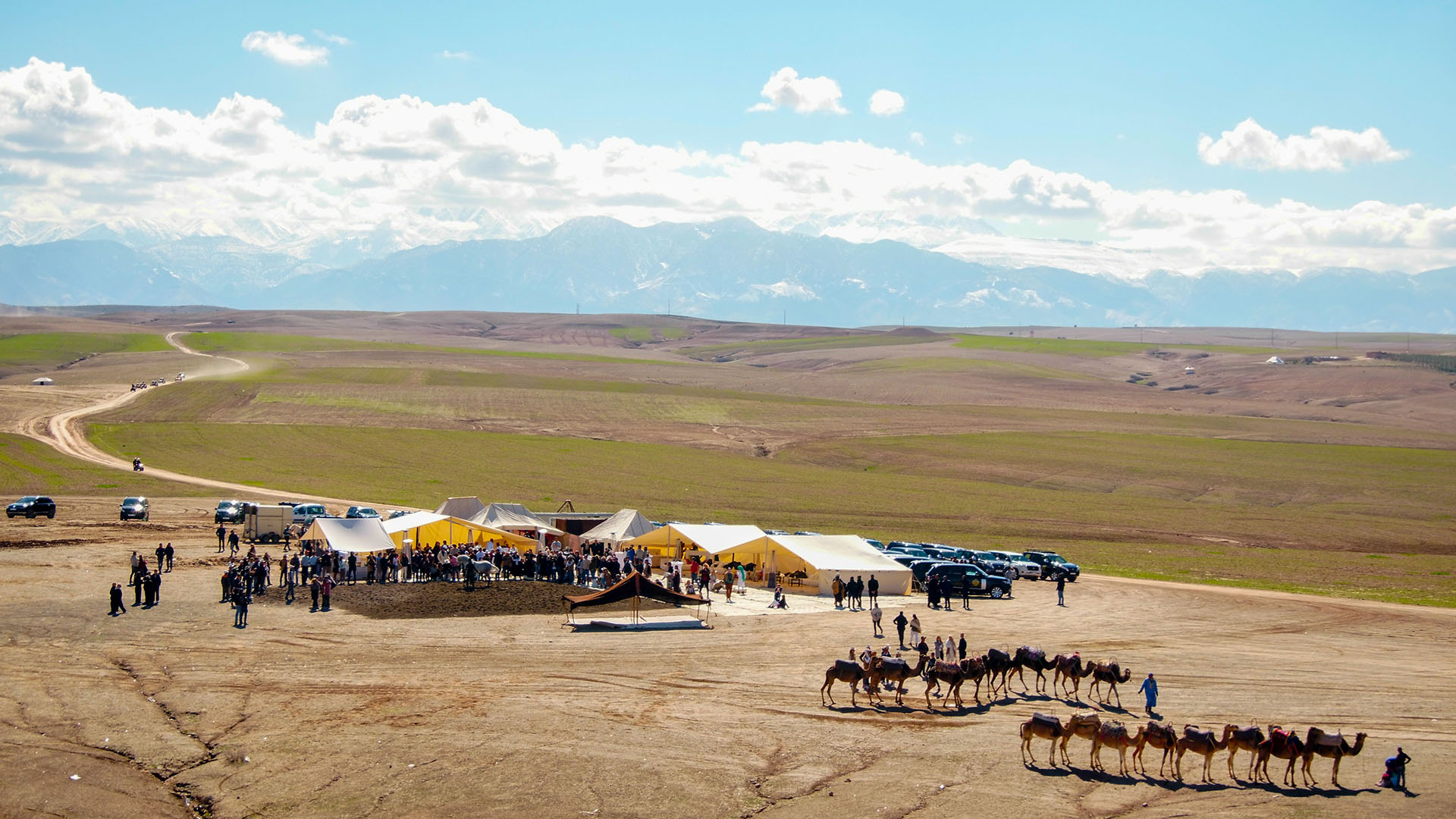 Las jaimas que se instalaron en el desierto de Agafay junto a los camellos que montaron algunos de los invitados