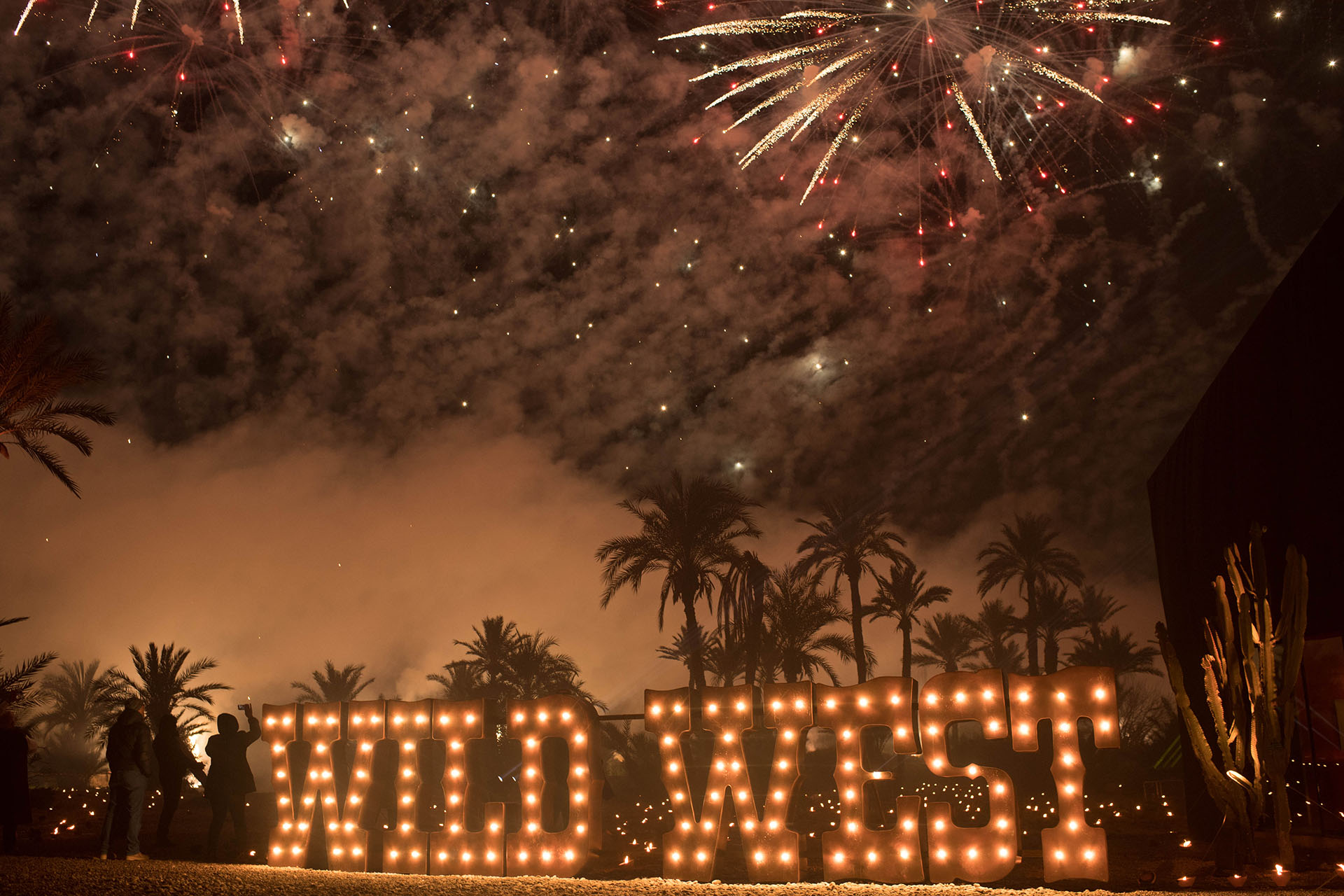 Un espectacular show de fuegos artificiales iluminó la noche soñada de Alejandro Roemmers