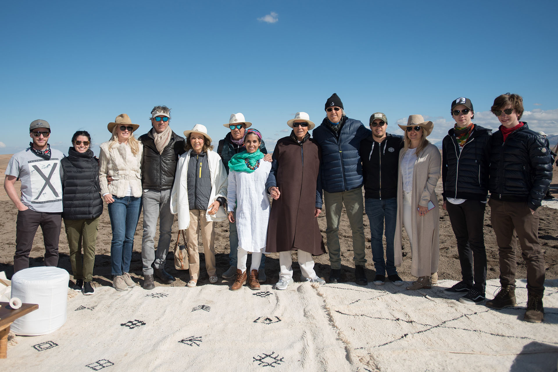 Alejandro Roemmers junto a su familia en el desierto de Agafay con la cordillera del Atlas