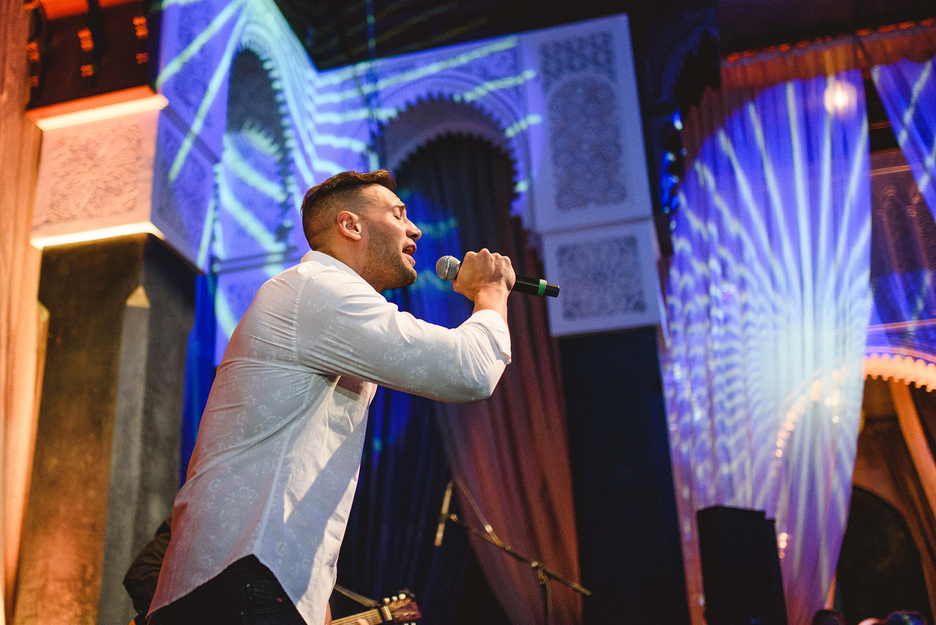El cantante Marko Silva actuando en el salón de mármol azul