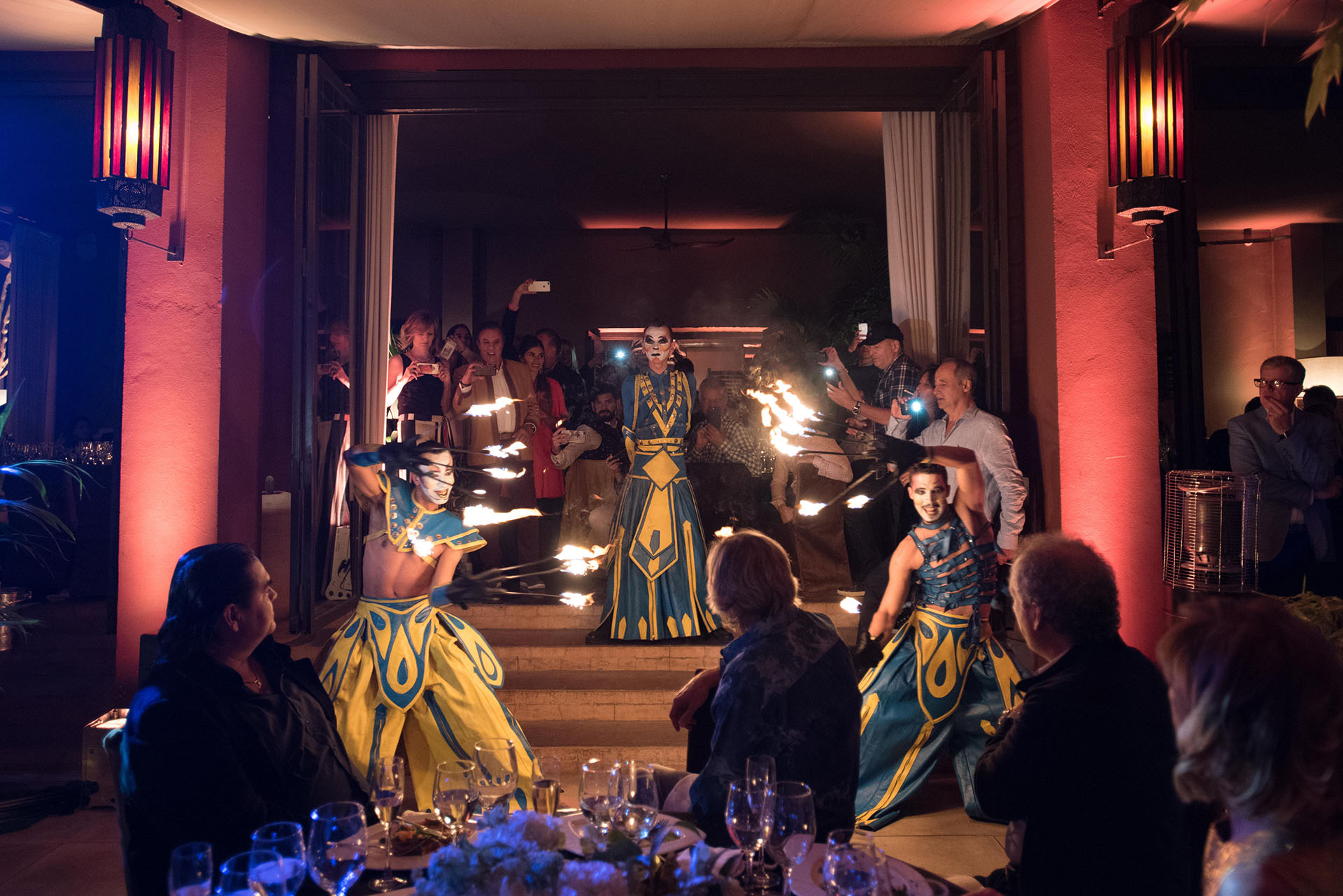 Un grupo de bailarines realizó un espectáculo durante la cena en el restaurante Bo Zin con antorchas de fuego
