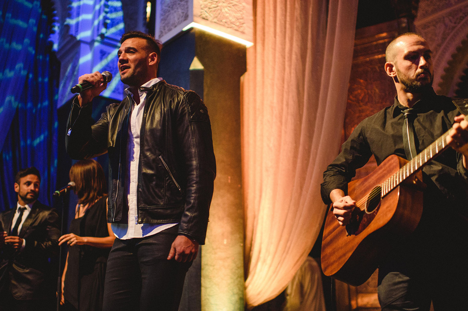 El cantante Marko Silva fue el primero de los artistas en presentarse. Lo siguieron Ricky Martin, la soprano Haydèe Dabusti y algunos de los intérpretes del musical Franciscus, cuyo guión original es de Roemmers