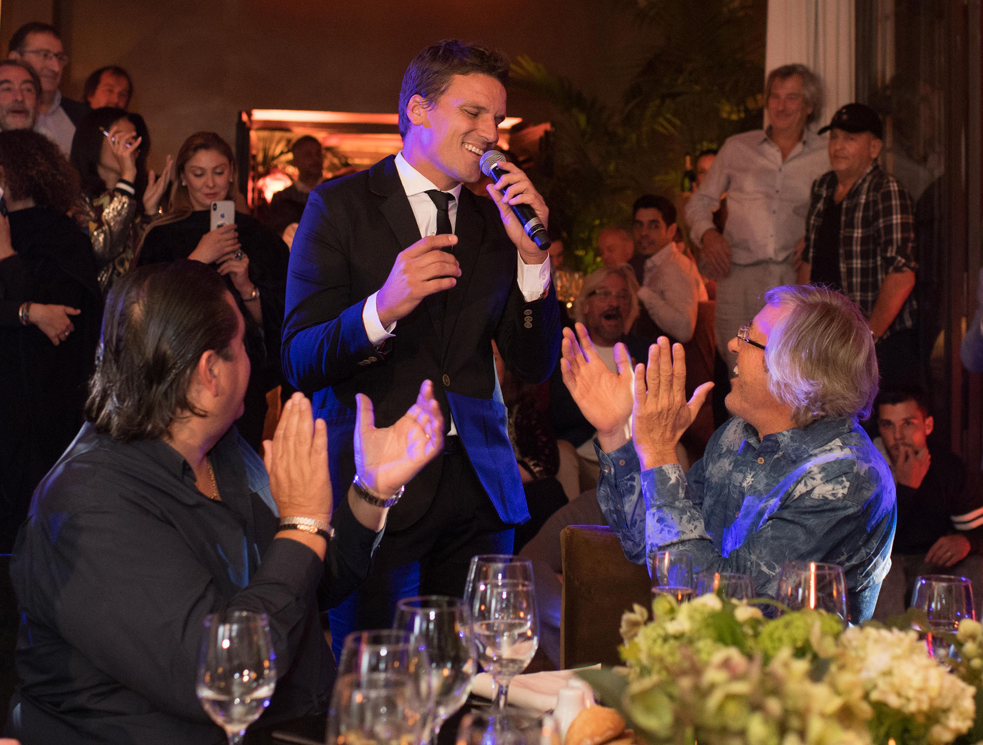 El cantante argentino Martín Monguzzi cantó junto a Alejandro Roemmers durante la cena en el restaurante Bo Zin