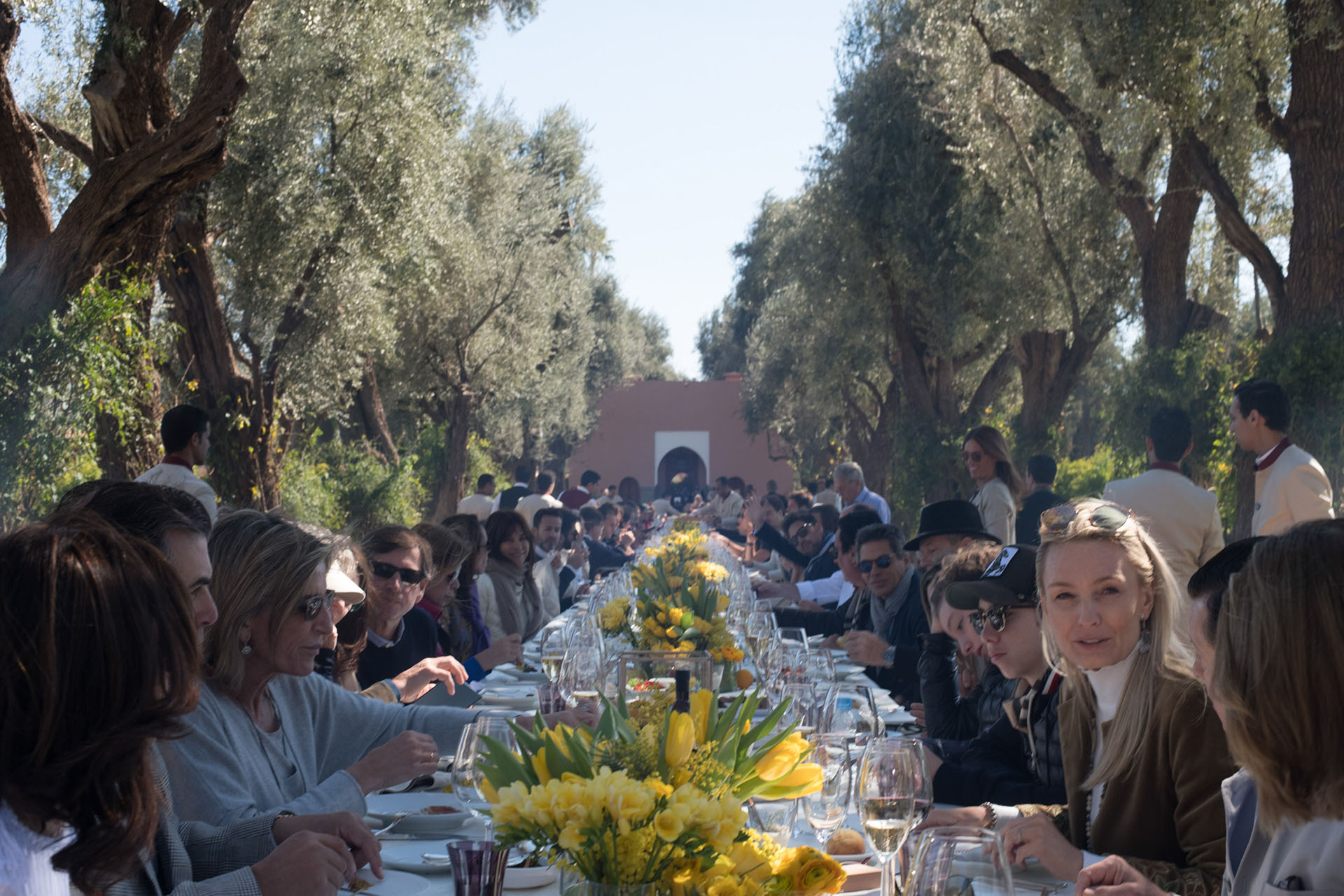 Luego de la ceremonia religiosa se llevó a cabo un multitudinario almuerzo al aire libre en los jardines del hotel La Mamounia