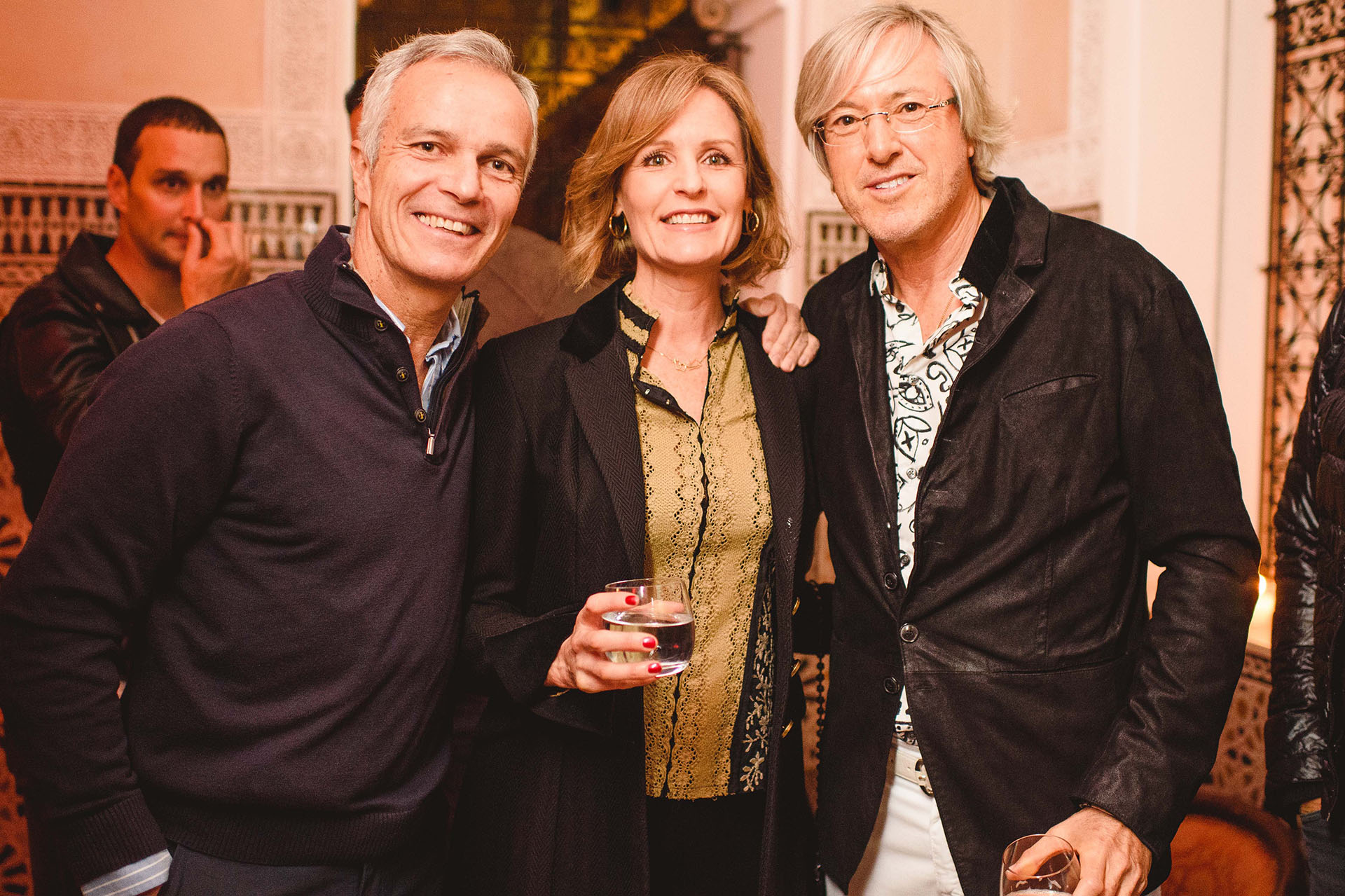 El magnate Alejandro Roemmers festejó los 60 junto a cientos de invitados en Marruecos, en una celebración con fiestas y travesías. Alejandro Roemmers junto a Juan Fontan, compañero del Colegio Rosales de Madrid, y su señora Leslie Templeton durante el cóctel de bienvenida en el hotel Royal Mansour