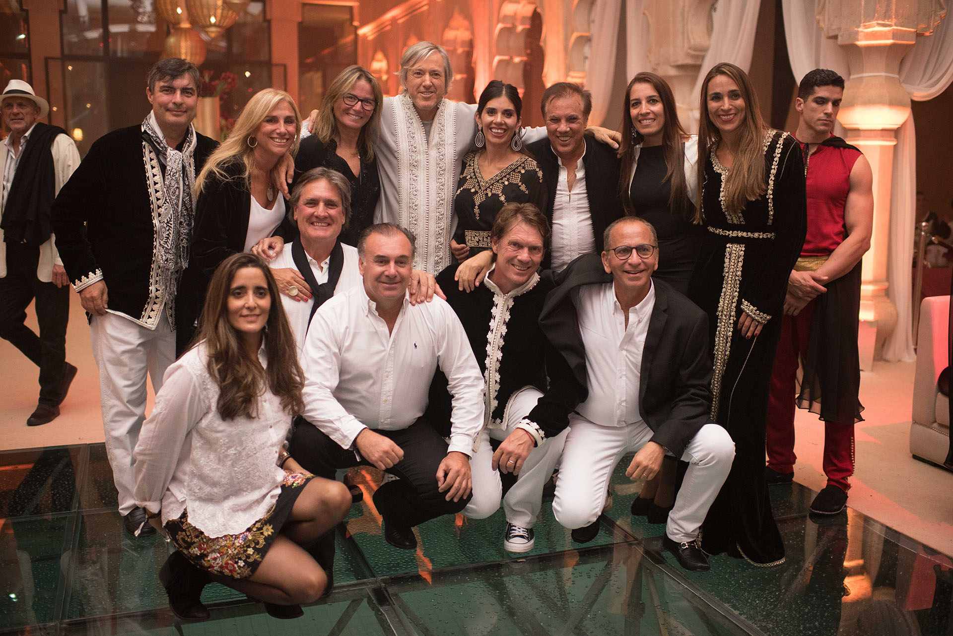 Alejandro Roemmers junto a su hermano y amigos