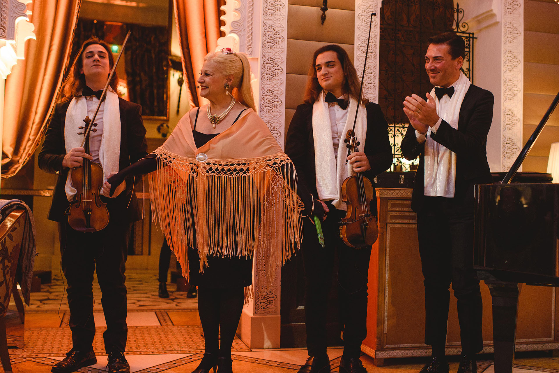 La soprano Haydee Dabusti junto al maestro Antonino Caronn y sus hijos Gioel y Emmanuel se presentaron durante el cóctel de bienvenida en el hotel Royal Mansour, en el primero de los festejos de cumpleaños de Alejandro Roemmers