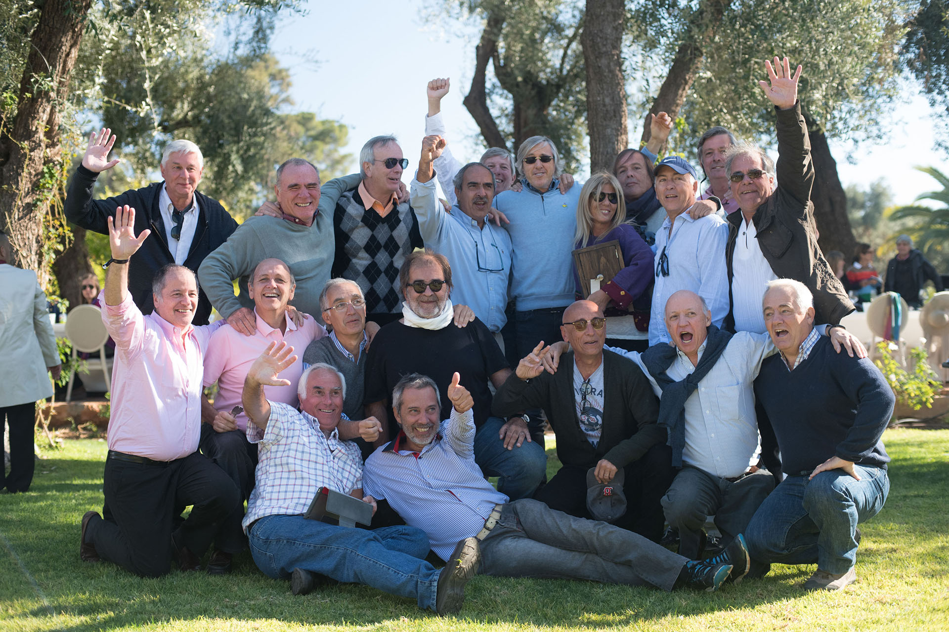 El empresario, junto a sus compañeros del Secundario del Colegio San Juan el Precursor de San Isidro entonó Salve Regina en Latín