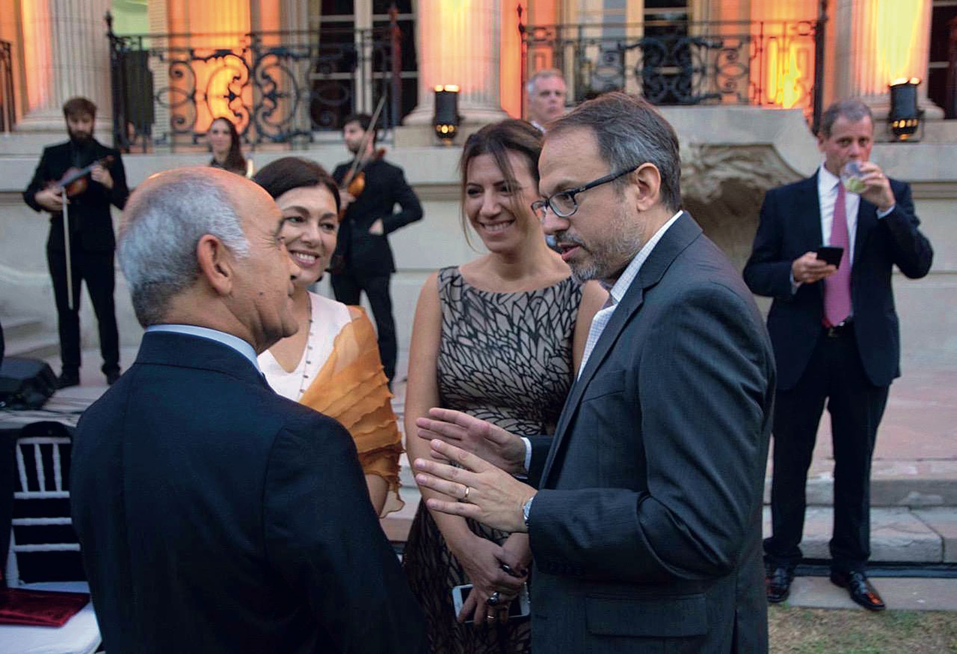 Daniel Salvador, vicegobernador de Buenos Aires, y Diego Valenzuela, intendente de Tres de Febrero, junto a sus esposas. (Foto Marcelo Espinosa/GENTE)