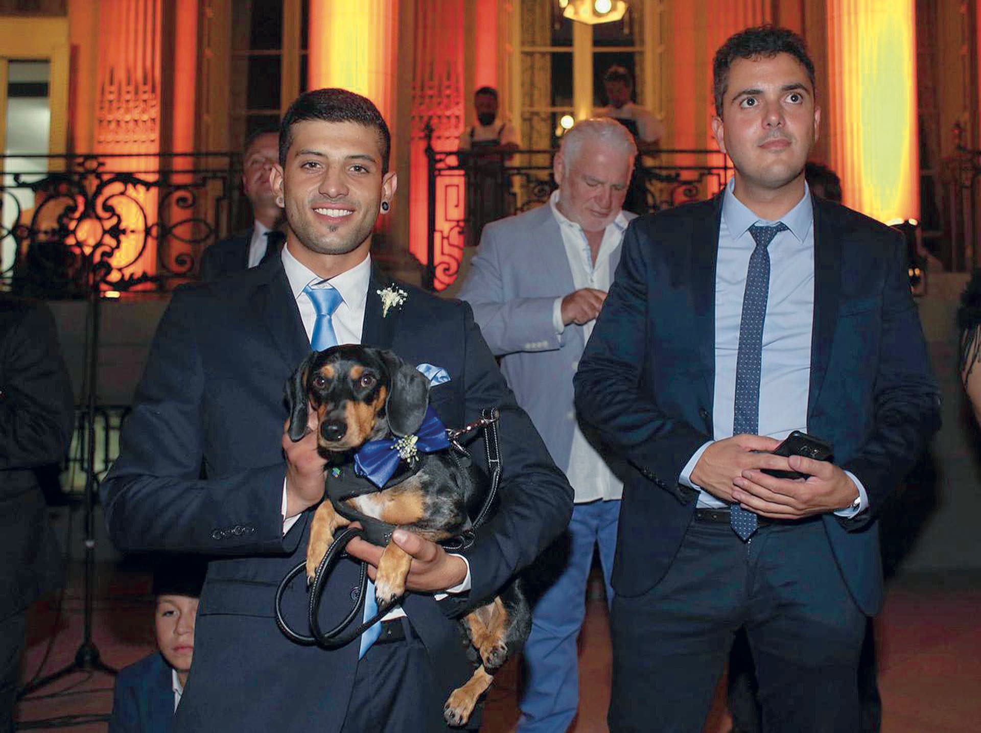 Francisco, hermano de Melina, junto a Ramón, perrito de los flamantes esposos. (Foto Marcelo Espinosa/GENTE)