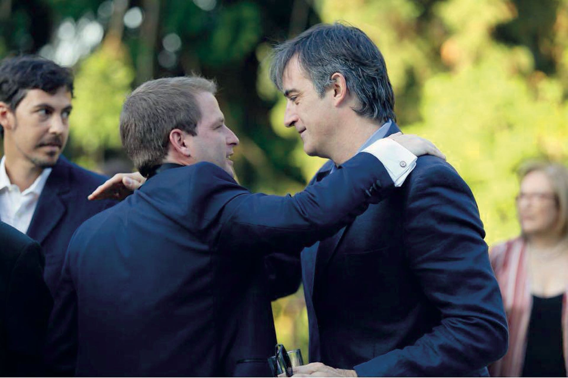 El novio y Esteban Bullrich, senador nacional por la provincia. (Foto Marcelo Espinosa/GENTE)