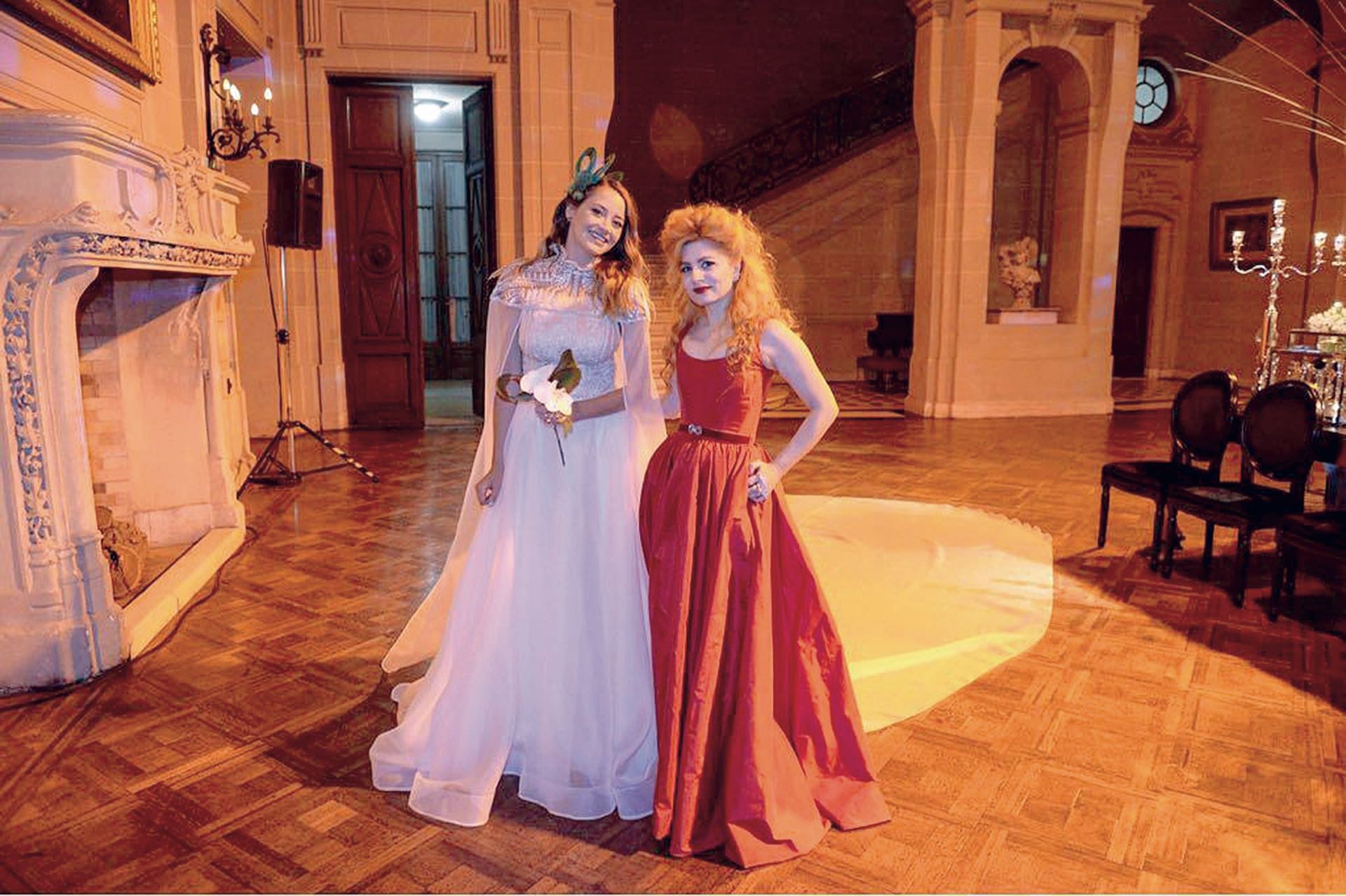 La novia con la diseñadora de su vestido, Verónica de la Canal, para quien desfiló más de una vez. (Foto Marcelo Espinosa/GENTE)