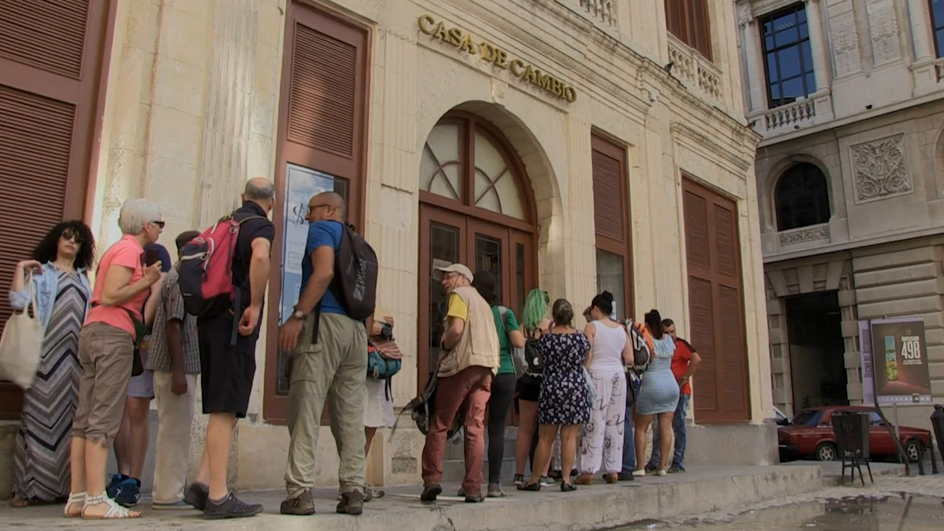 Turistas hacen fila para cambiar sus dólares por Pesos Cubanos Convertibles, o CUC