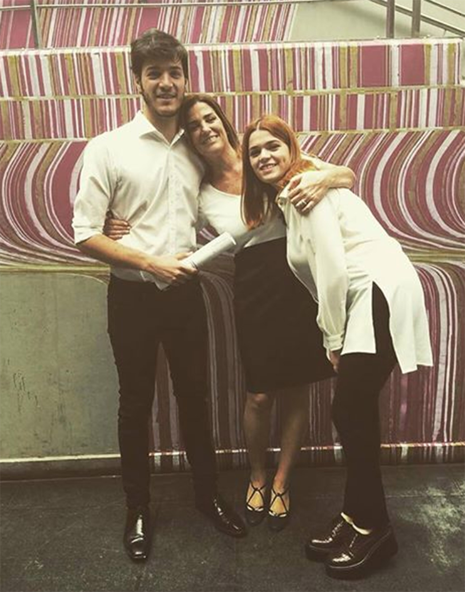 Débora con sus dos hijos, en la imagen que eligió Agustín para ilustrar su carta
