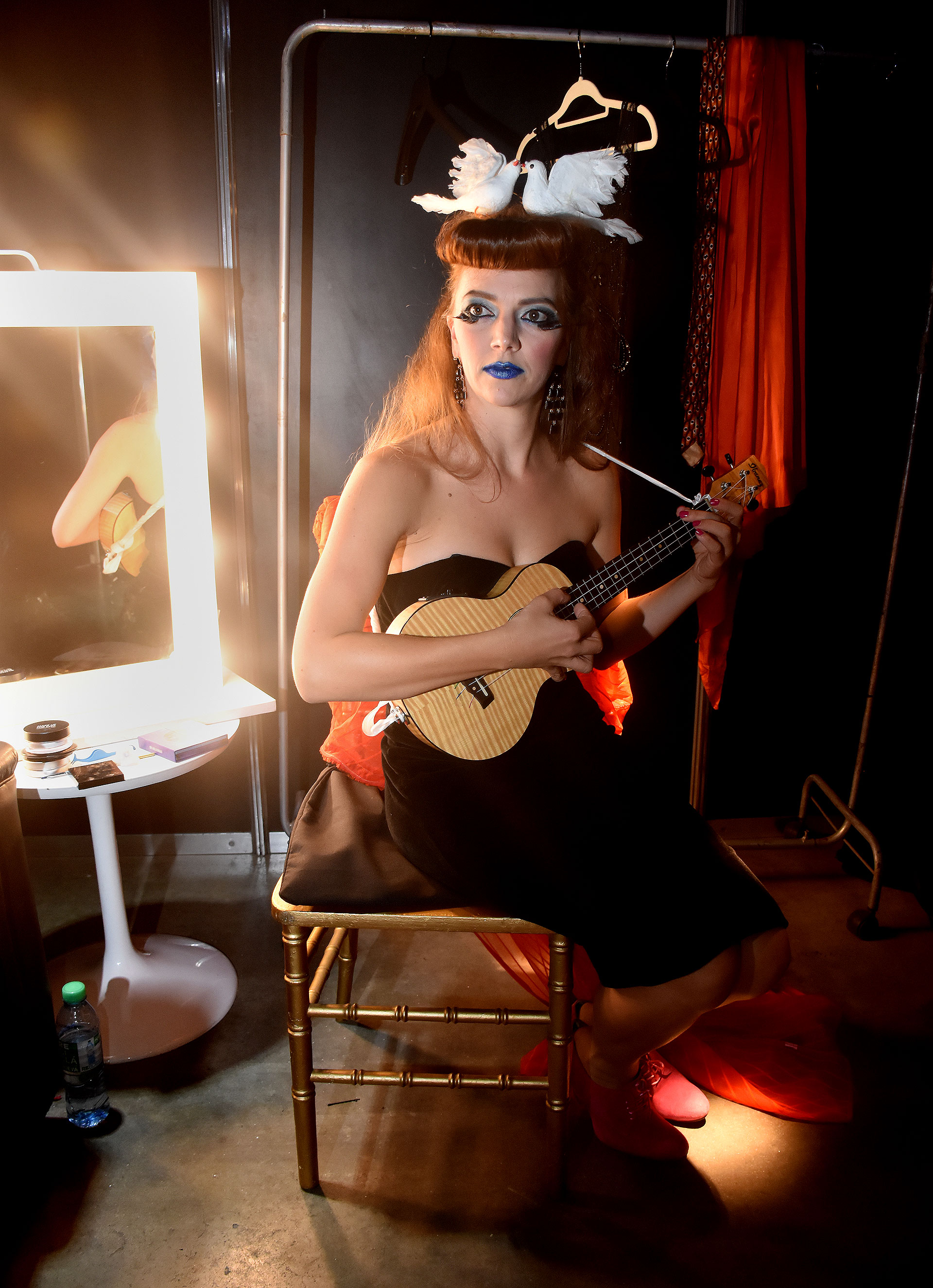 Jenny Moule recibió a Infobae en su camarín antes del opening de Rod Stewart y contó que Damsel Talk presentará su primer EP, Fe Fi Fo Fum, armado con el guitarrista argentino Damien Poots. El mismo combina los géneros de folk, jazz, dream pop, narración teatral e influencias de indie y soul