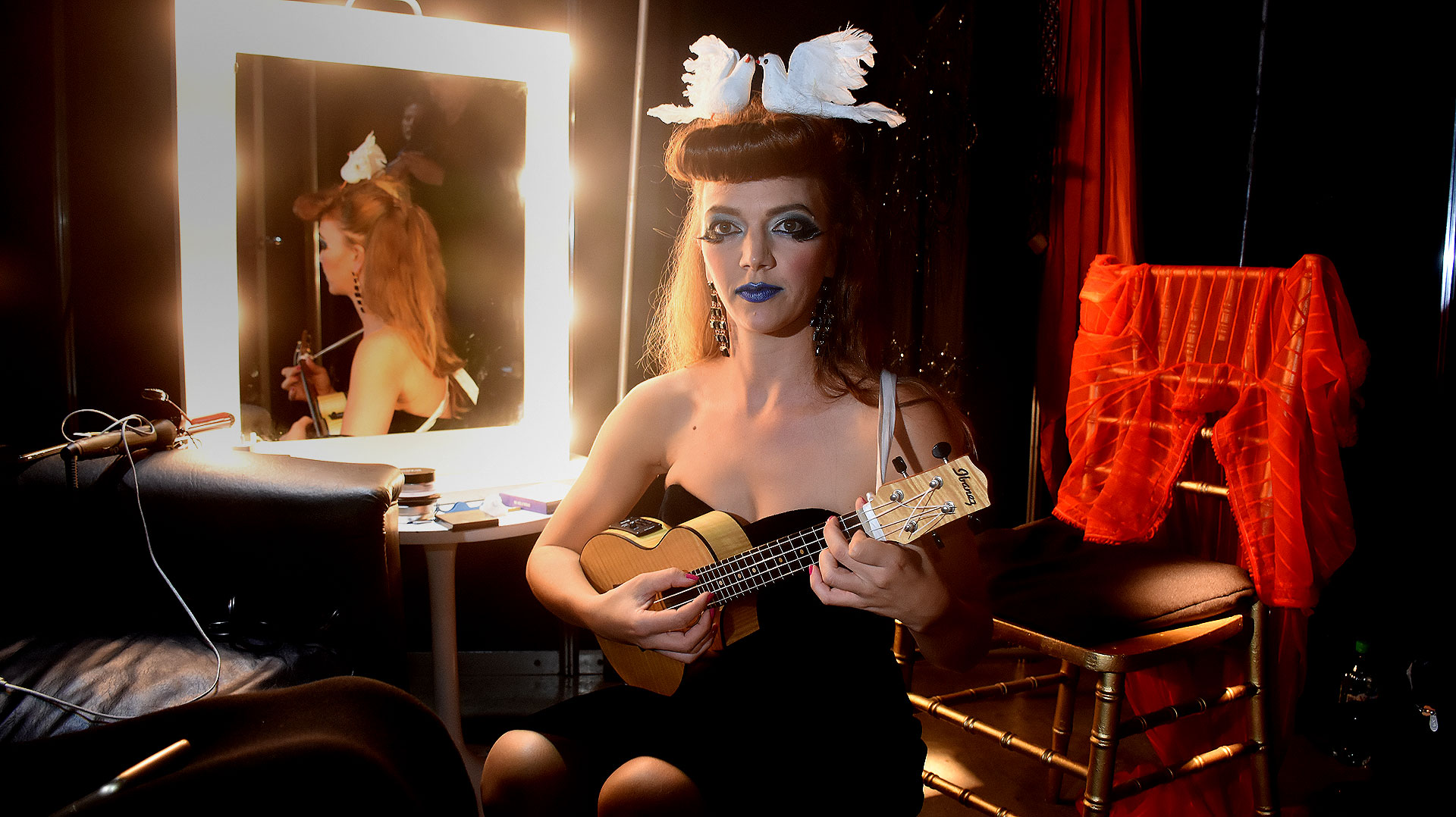 Damsel Talk estuvo a cargo del opening del show de Rod Stewart: la banda encabezada por la ukelelista y cantautora británica, Jenny Moule, abrió la cena de gala y volverá a hacerlo el viernes en Geba. La genial artista se transforma en una diva de los años 50, una muñeca rebelde. Sus letras evocan un mundo mítico y surrealista de cebras y drag queens, pero también confiesan lo personal: sentimientos de soledad, abandono en una habitación de hotel en Polonia y un deseo de enamorarse
