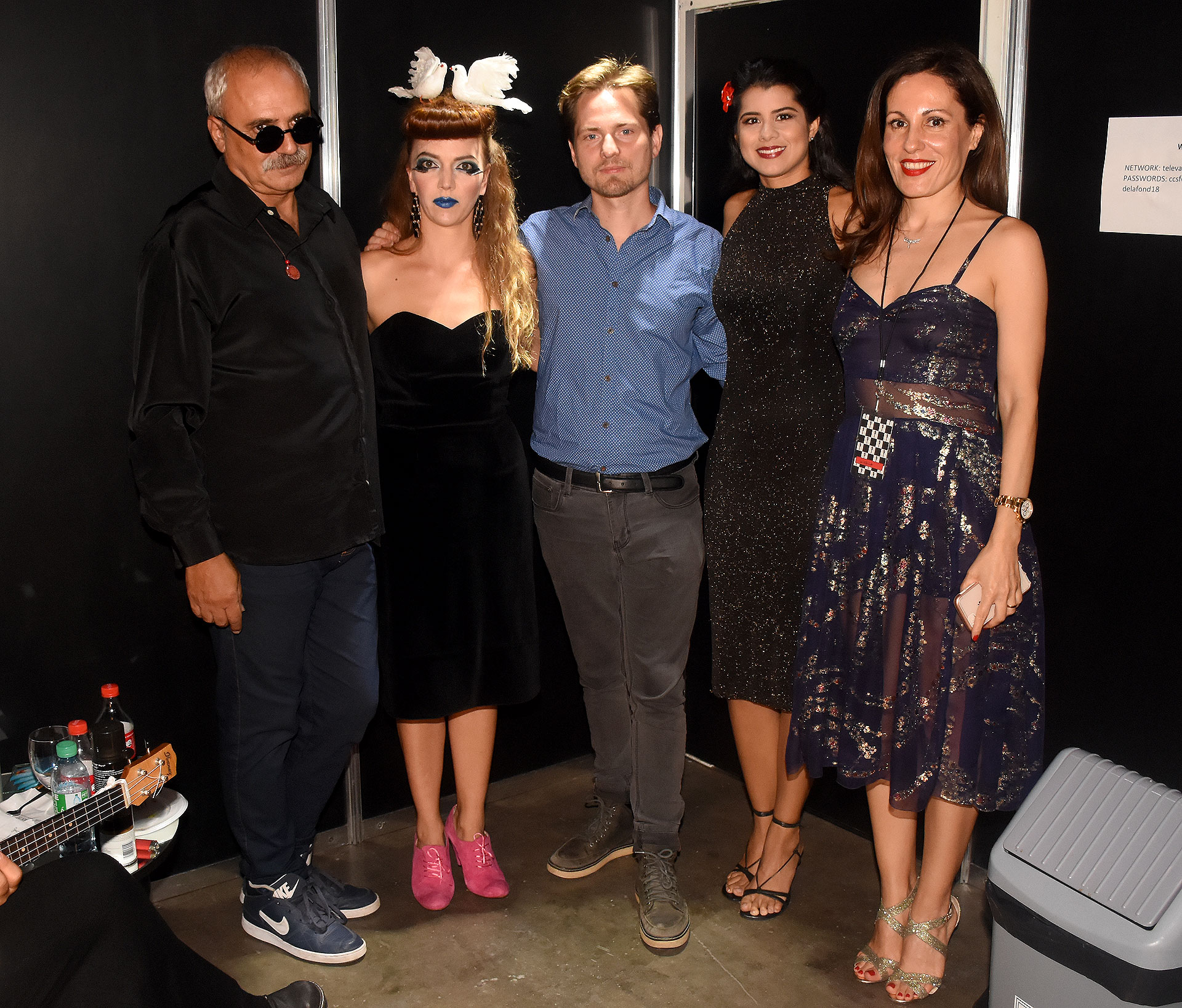 En el camarín y antes de brillar en el mismo escenario que Rod Stewart: José Bale (percusión), Jennie Moule, Diana Arias (bajo), Damien Poots (guitarra) y la manager de Damsel Talk, Gisela Fígoli