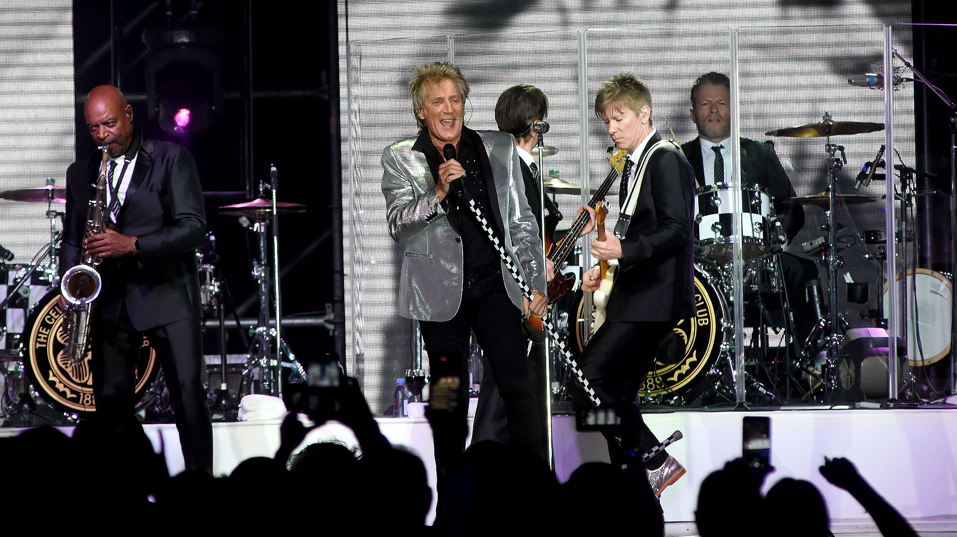 El show cerró con el hit “Da ya think Im sexy”, generando los mejores pasos de baile, arengadas e Instagram life de Iván Noble, quien también formará parte del opening del show que Rod Stewart dará este viernes en Geba