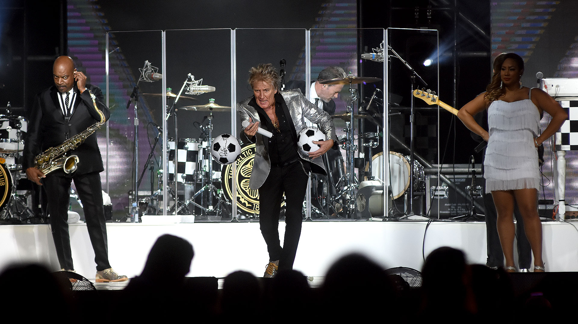 Rod Stewart se divirtió con el público y les regaló pelotas de fútbol con su autógrafo