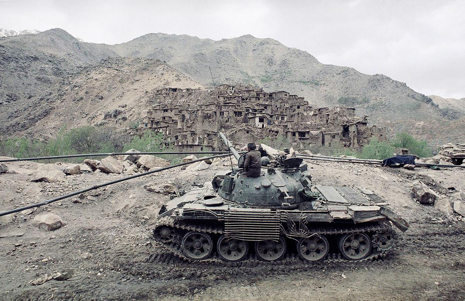 La tripulación de un tanque soviético T-62 observa la destrucción sobre una aldea afgana en la región de Salang