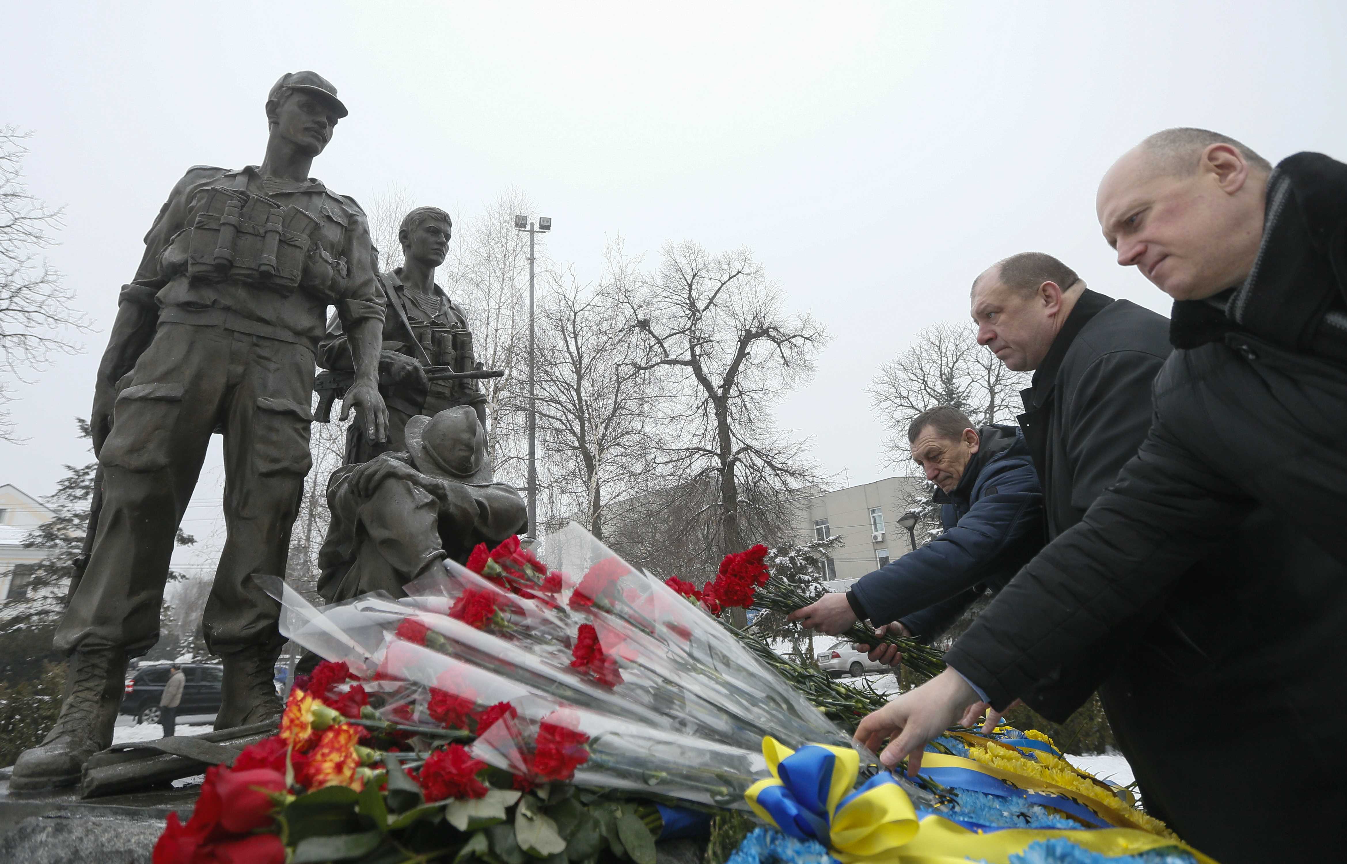 Veteranos del conflicto y familiares colocan flores en el monumento a los soldados soviéticos caídos en la guerra, el 15 de febrero de 2018 en Kiev, Ucrania