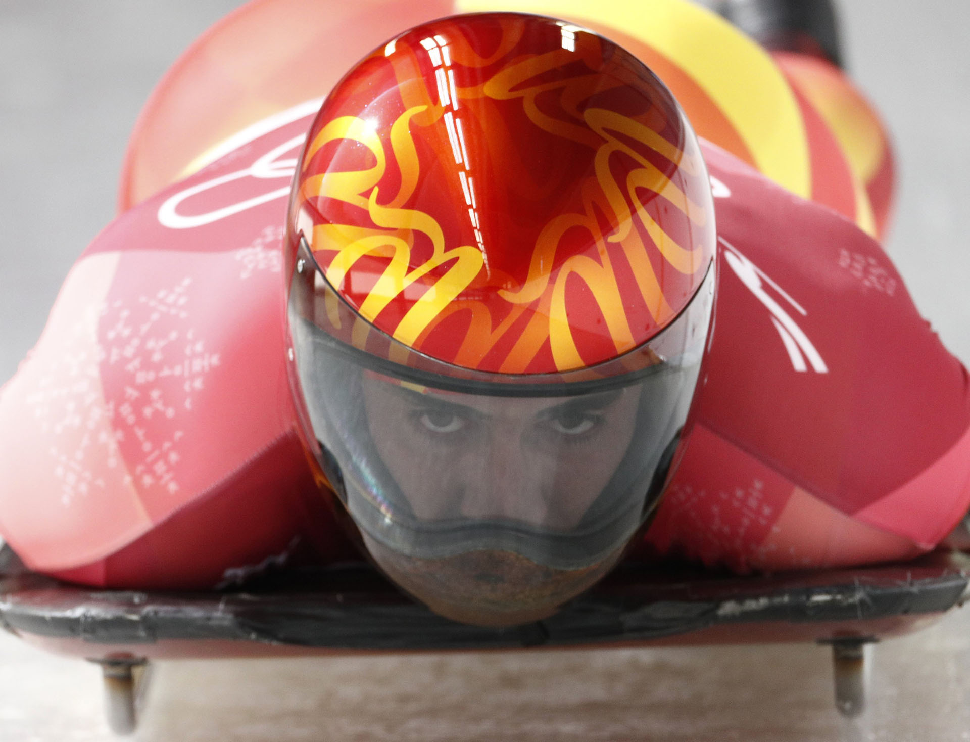 Los colores de la bandera de España en el casco de Ander Mirambelln