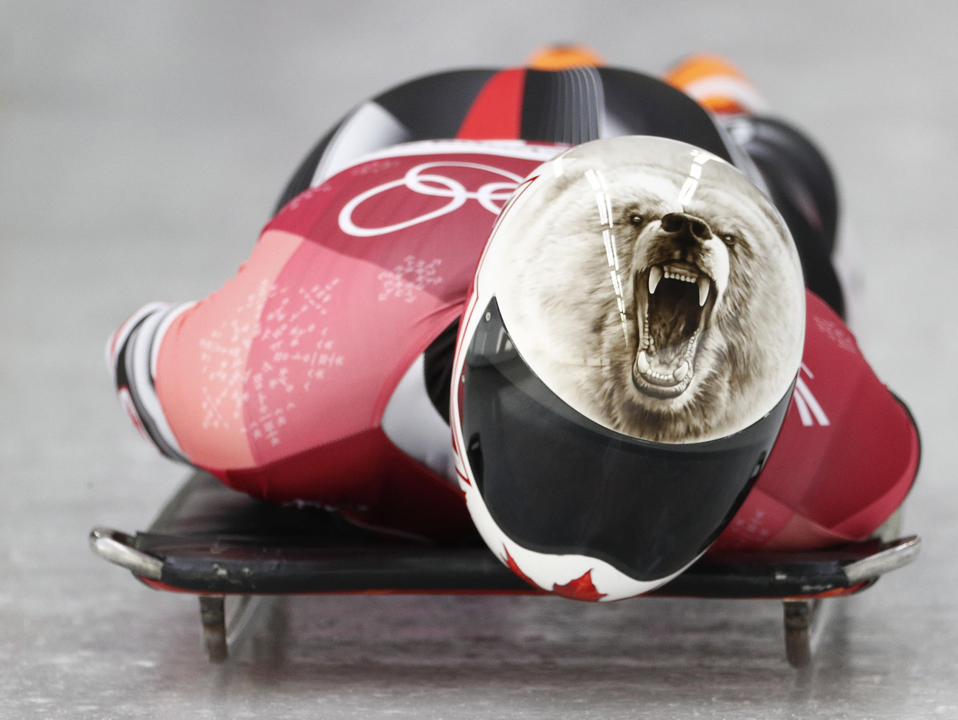 Un oso gruñe desde el casco del canadiense Barrett Martineau