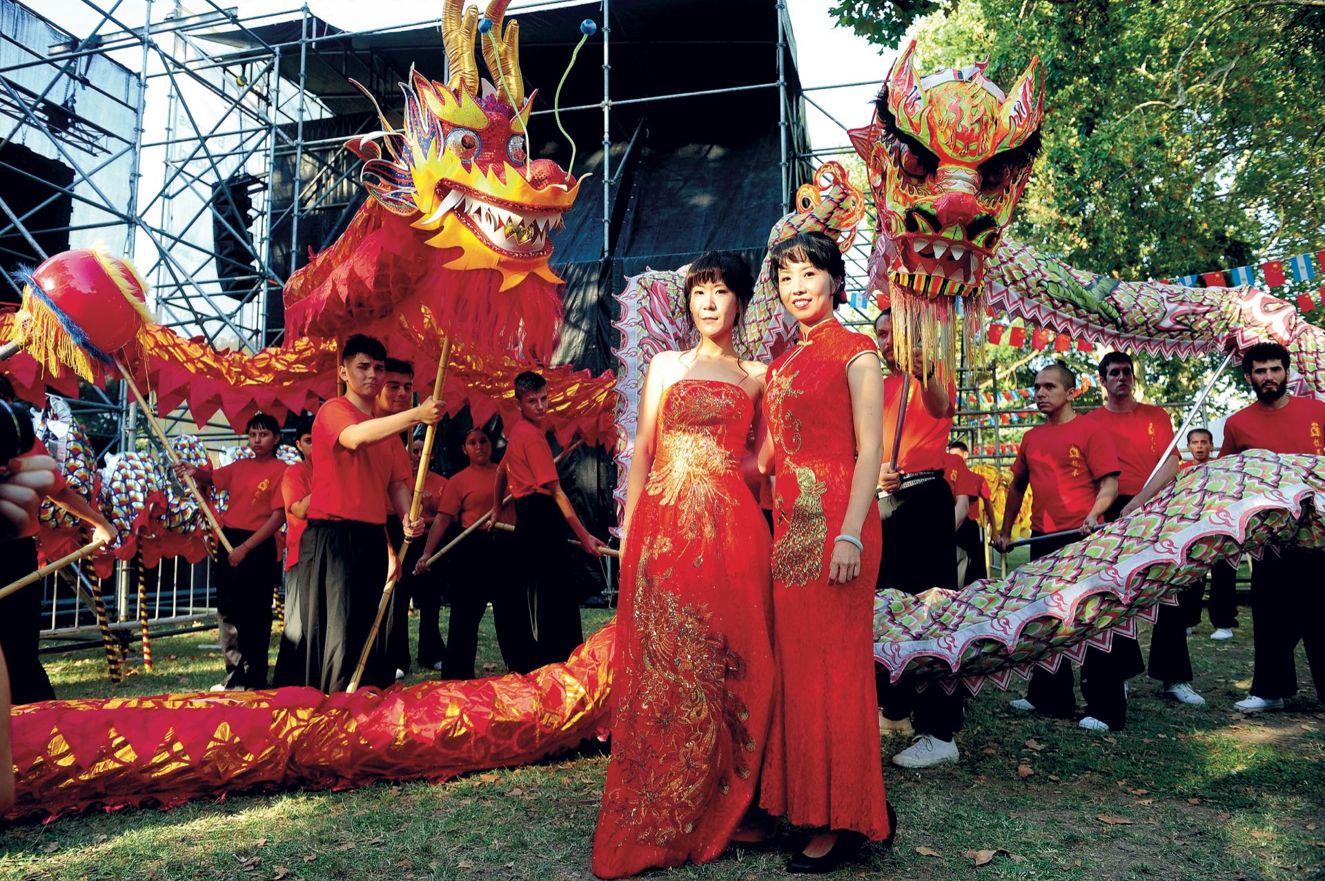 Lyla Peng, co-conductora del evento, y Angela Chung, anfitriona, posaron junto a los dragones. (Fotos: Fabián Mattiazzi y Télam.)
