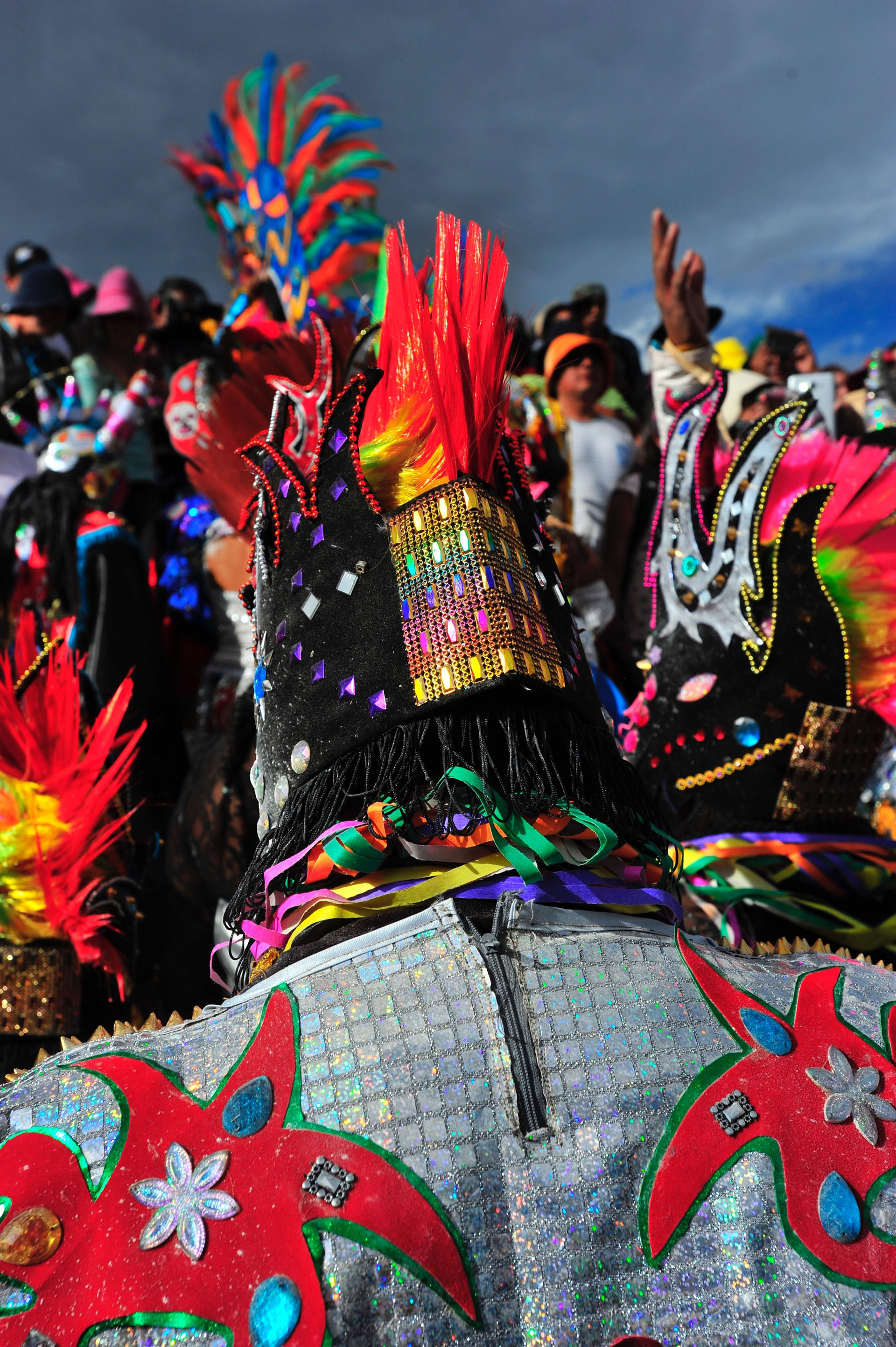 En Uquía, los diablos emergen de la tierra y van bajando desde el Cerro Blanco con sus coloridos disfraces para hacer de las suyas durante los días de carnaval