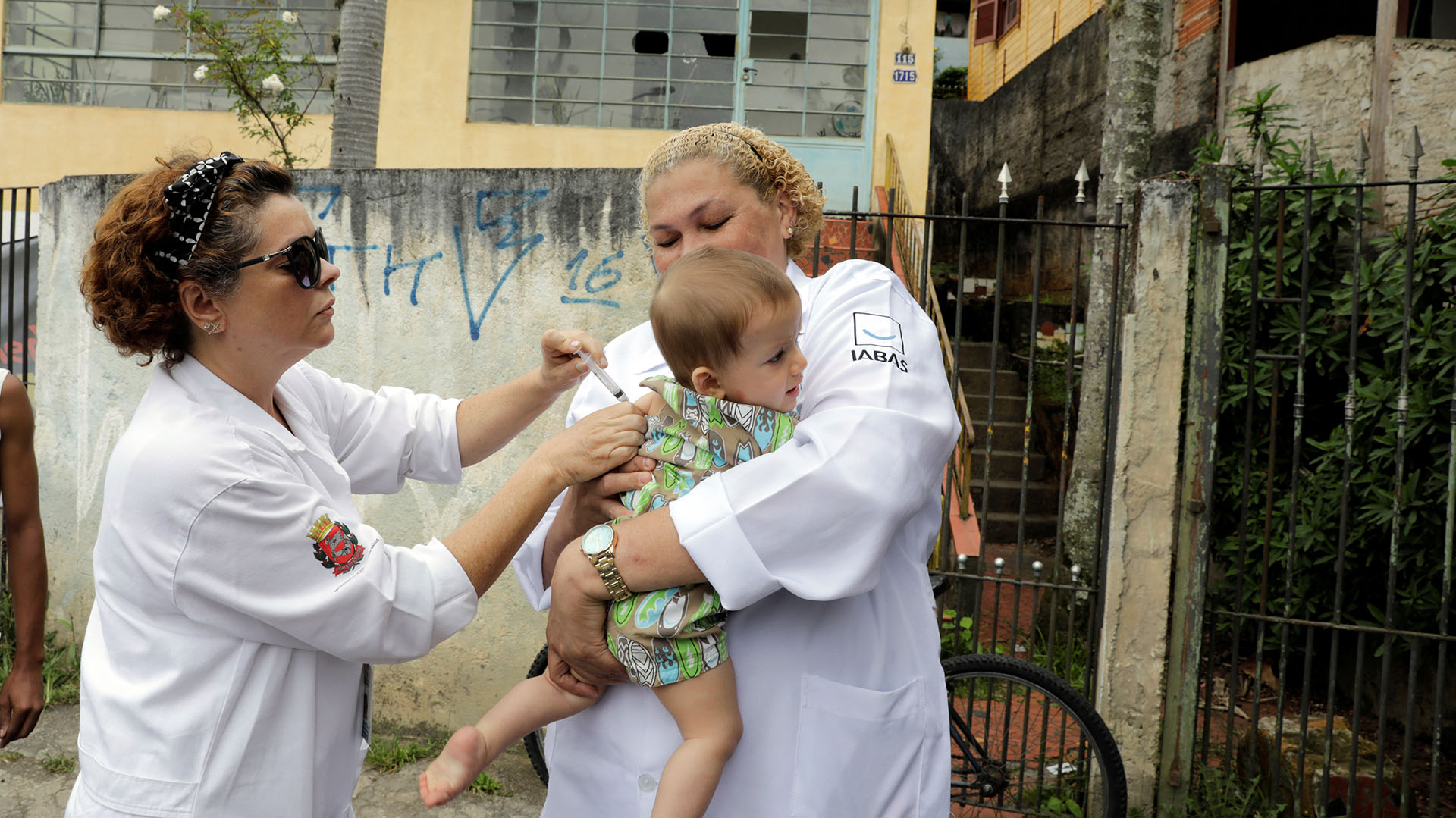 Al no contar con un tratamiento es importante prevenir la fiebre amarilla a través de la vacuna así como por medio de la aplicación de repelentes; el uso de ropa de mangas largas y de colores claros (Reuters)