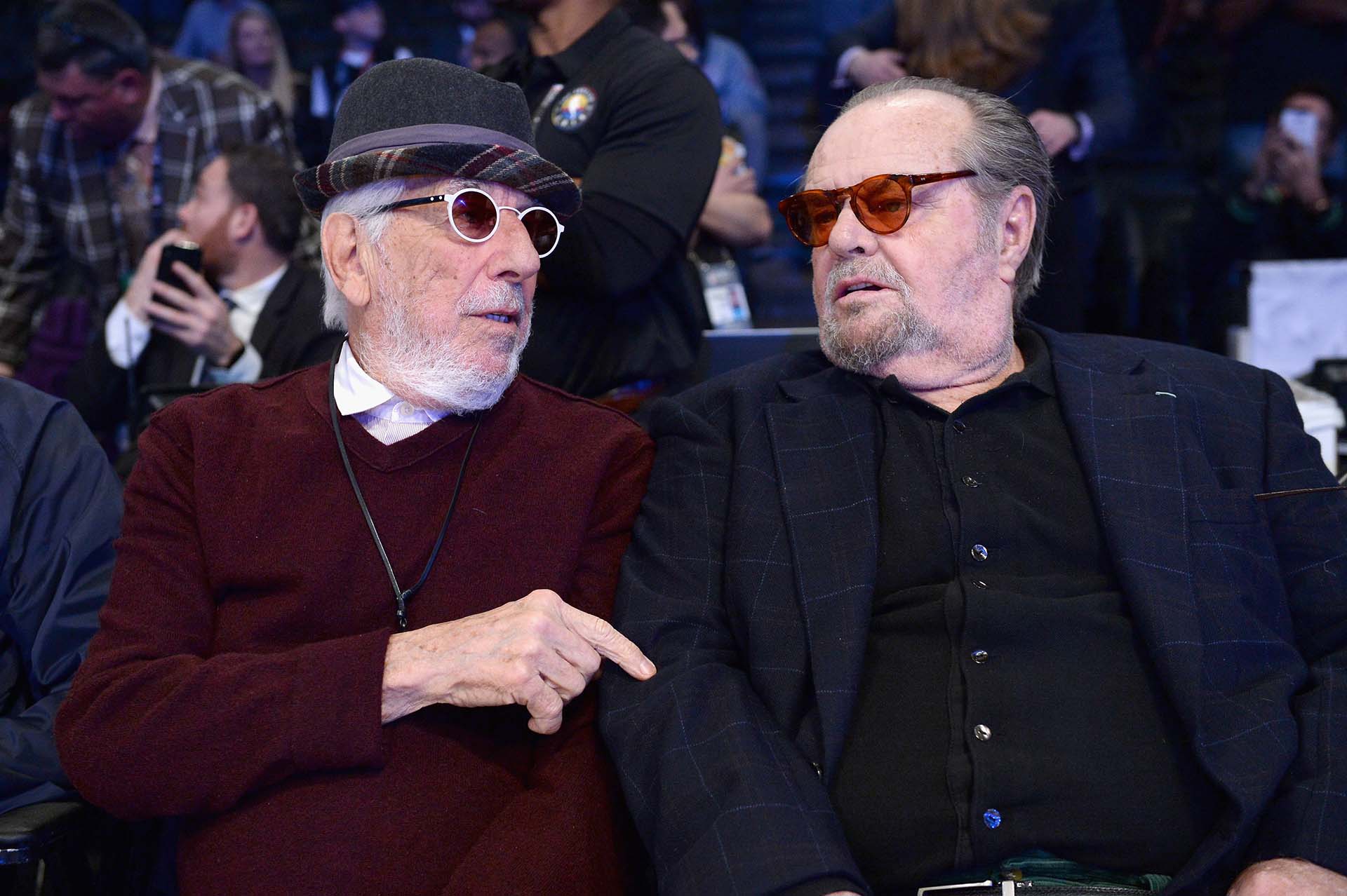 Lou Adler y Jack Nicholson charlan antes del comienzo del evento