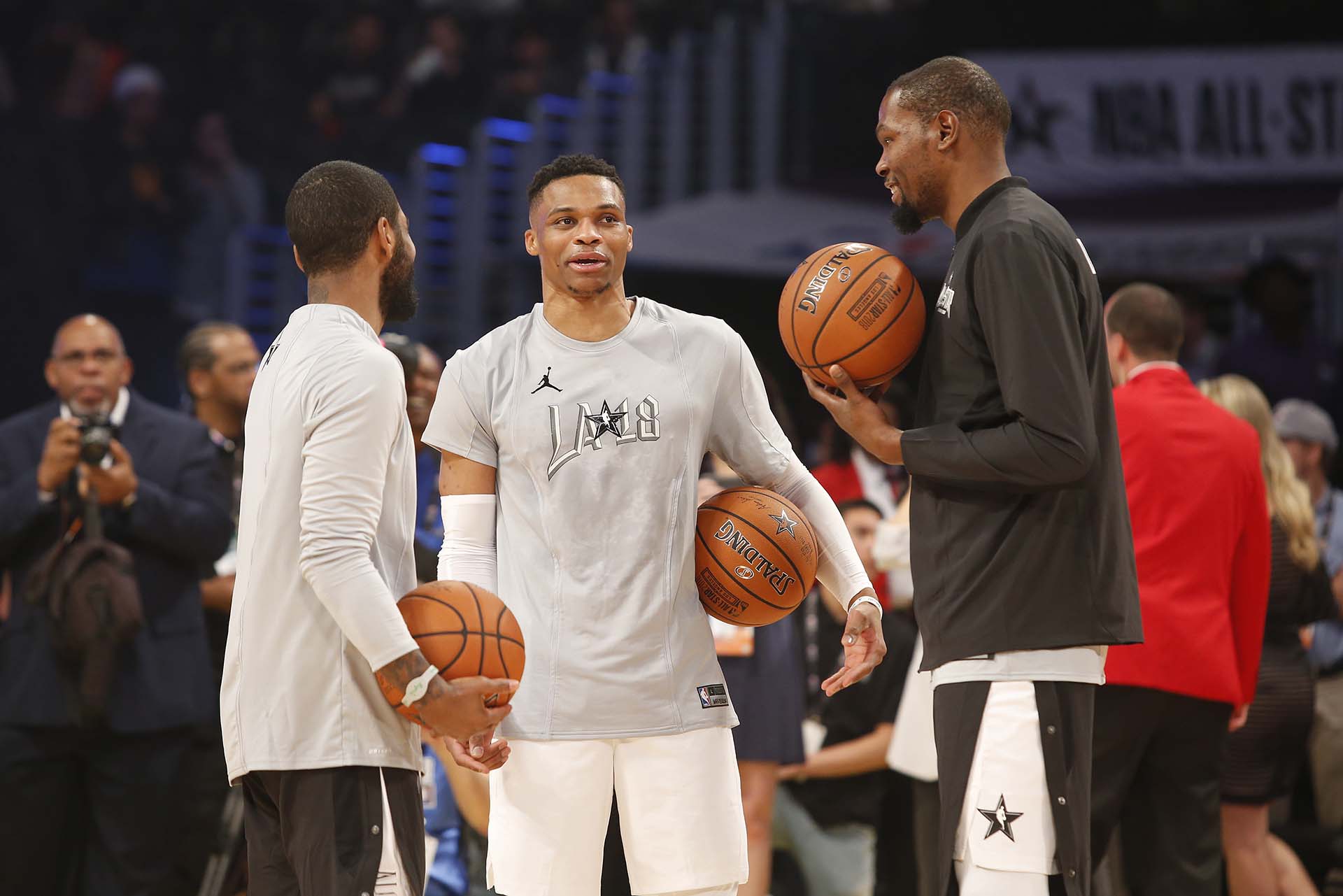 Kevin Durant, Kyrie Irving y Russell Westbrook dialogan después del partido