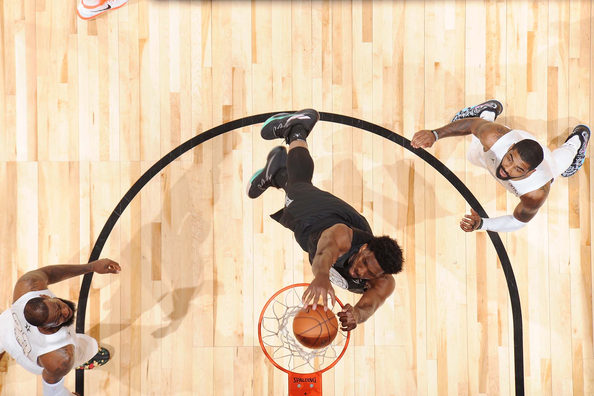 La volcada de Joel Embiid para el equipo de Stephen Curry