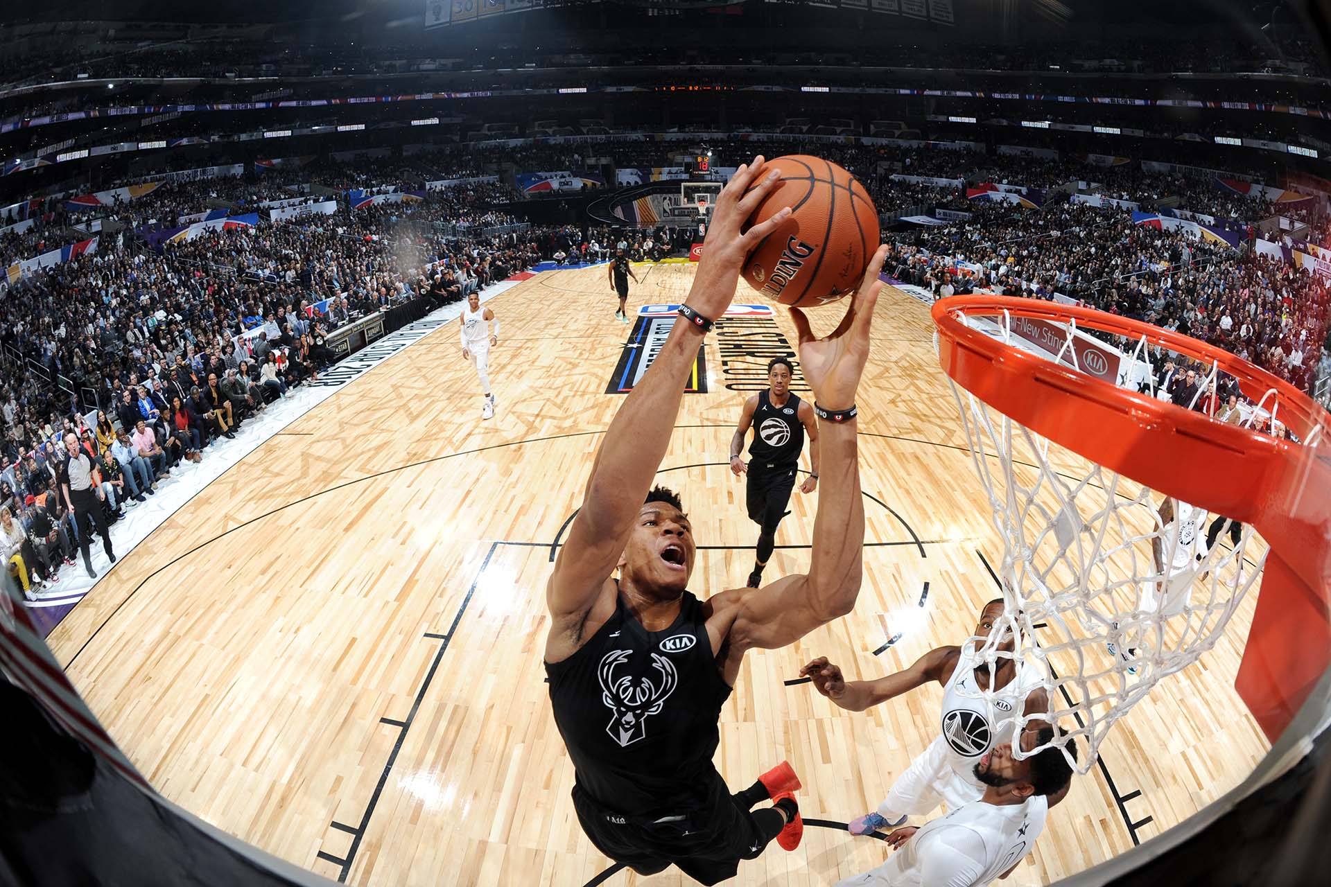 Giannis Antetokounmpo encesta para el equipo de Stephen Curry