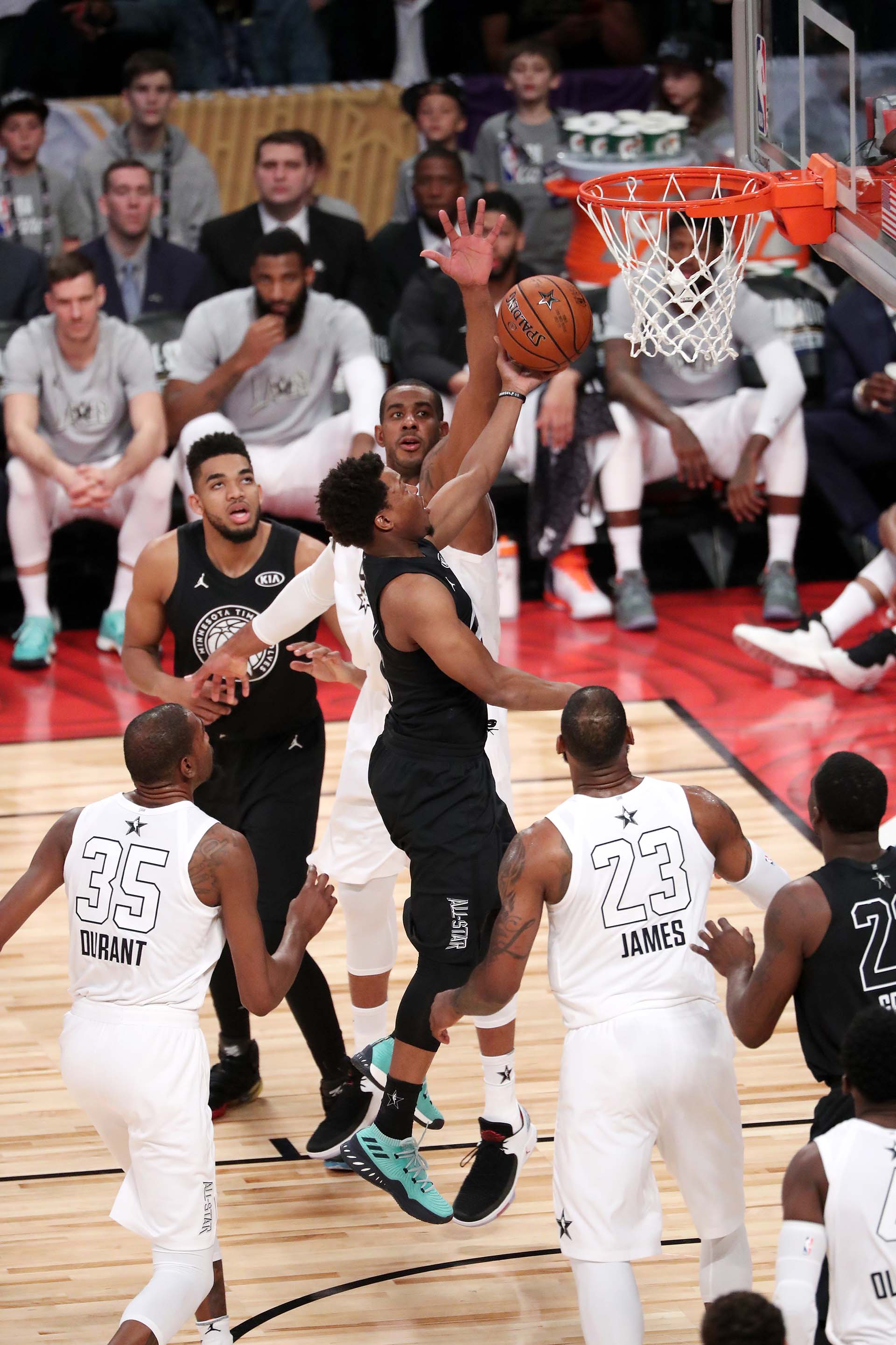 Kyle Lowry vuela hacia el aro
