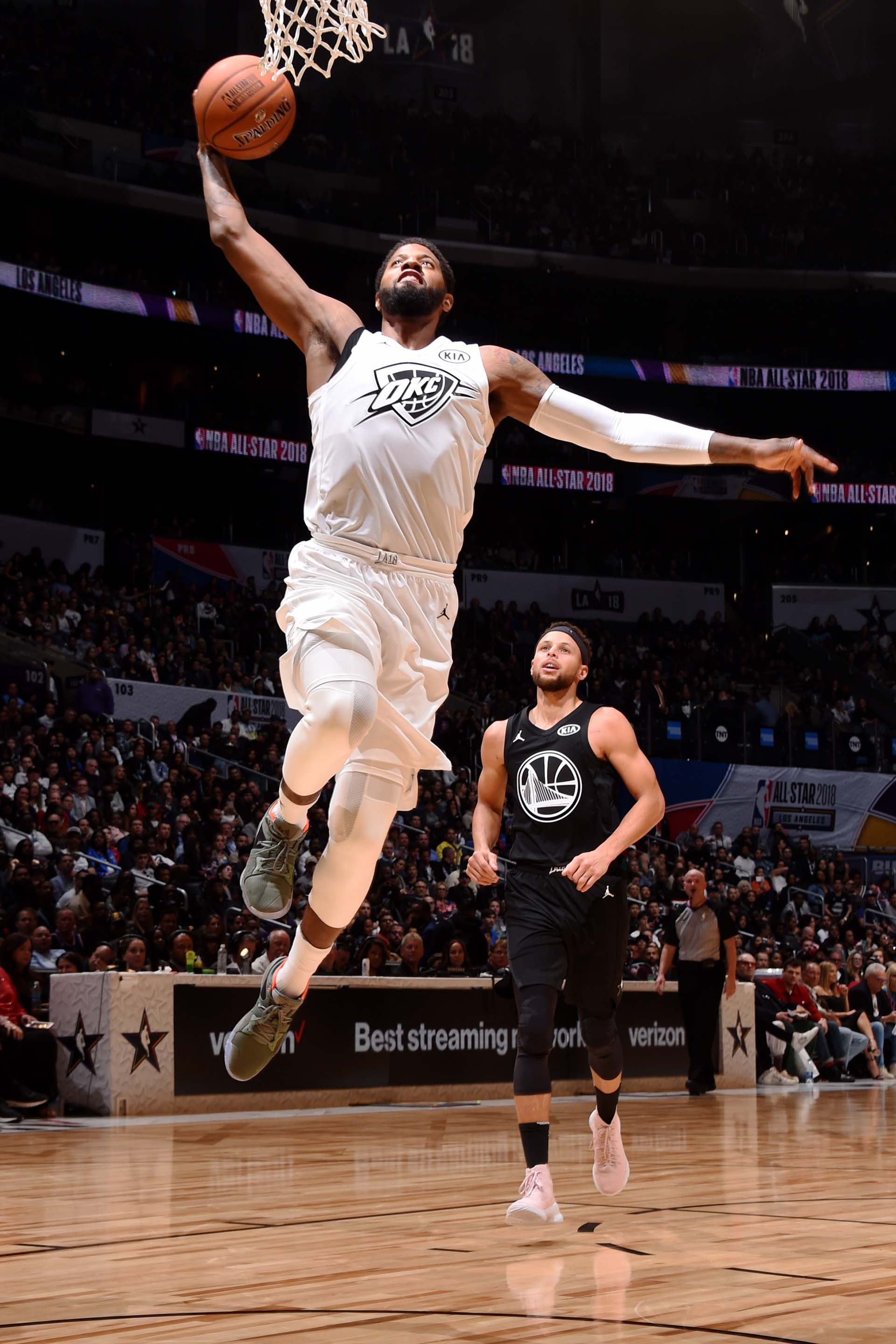 Paul George levita para encestar otro punto para el equipo de LeBron James