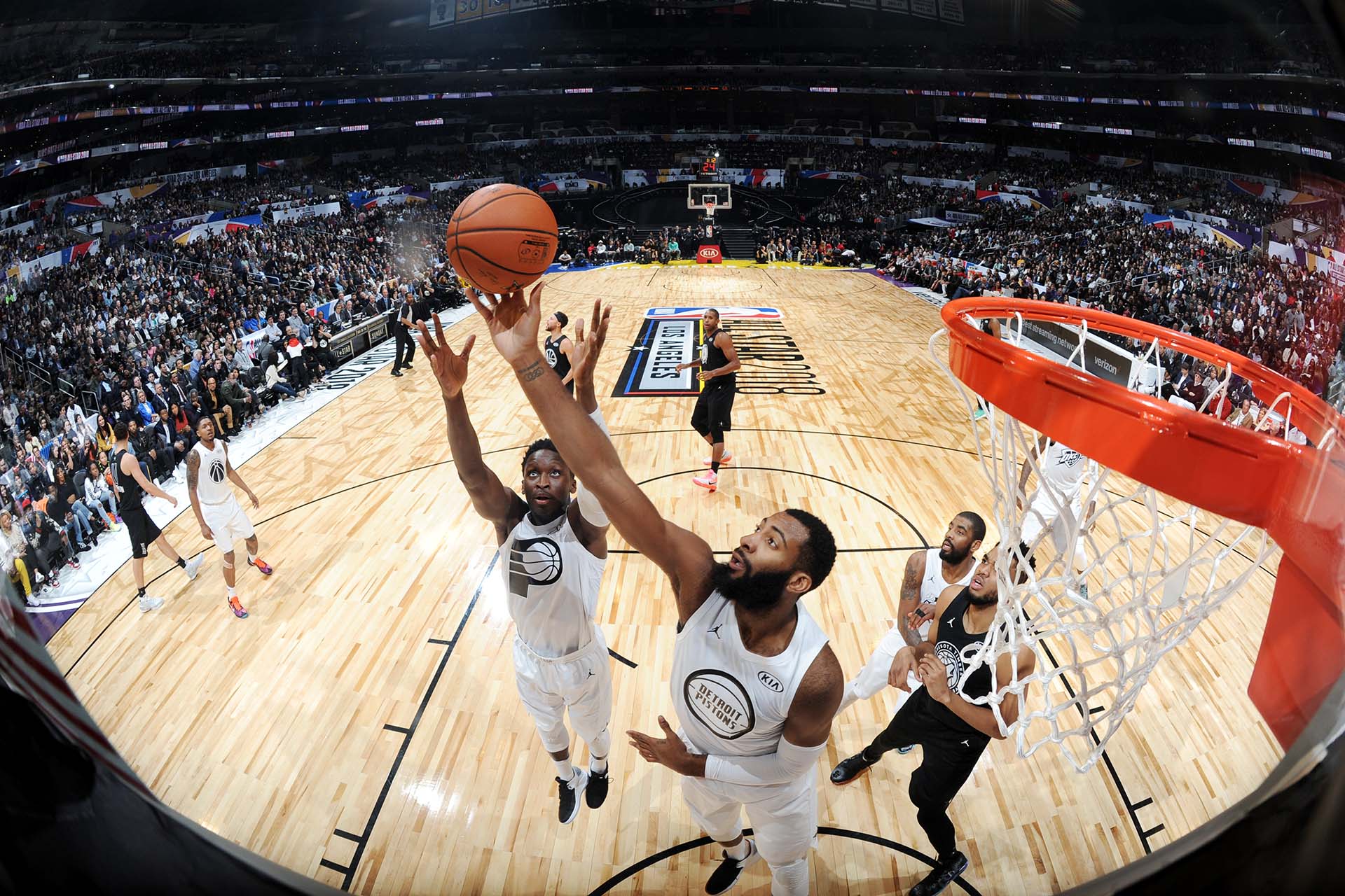 Andre Drummond se queda hipnotizado con el balón