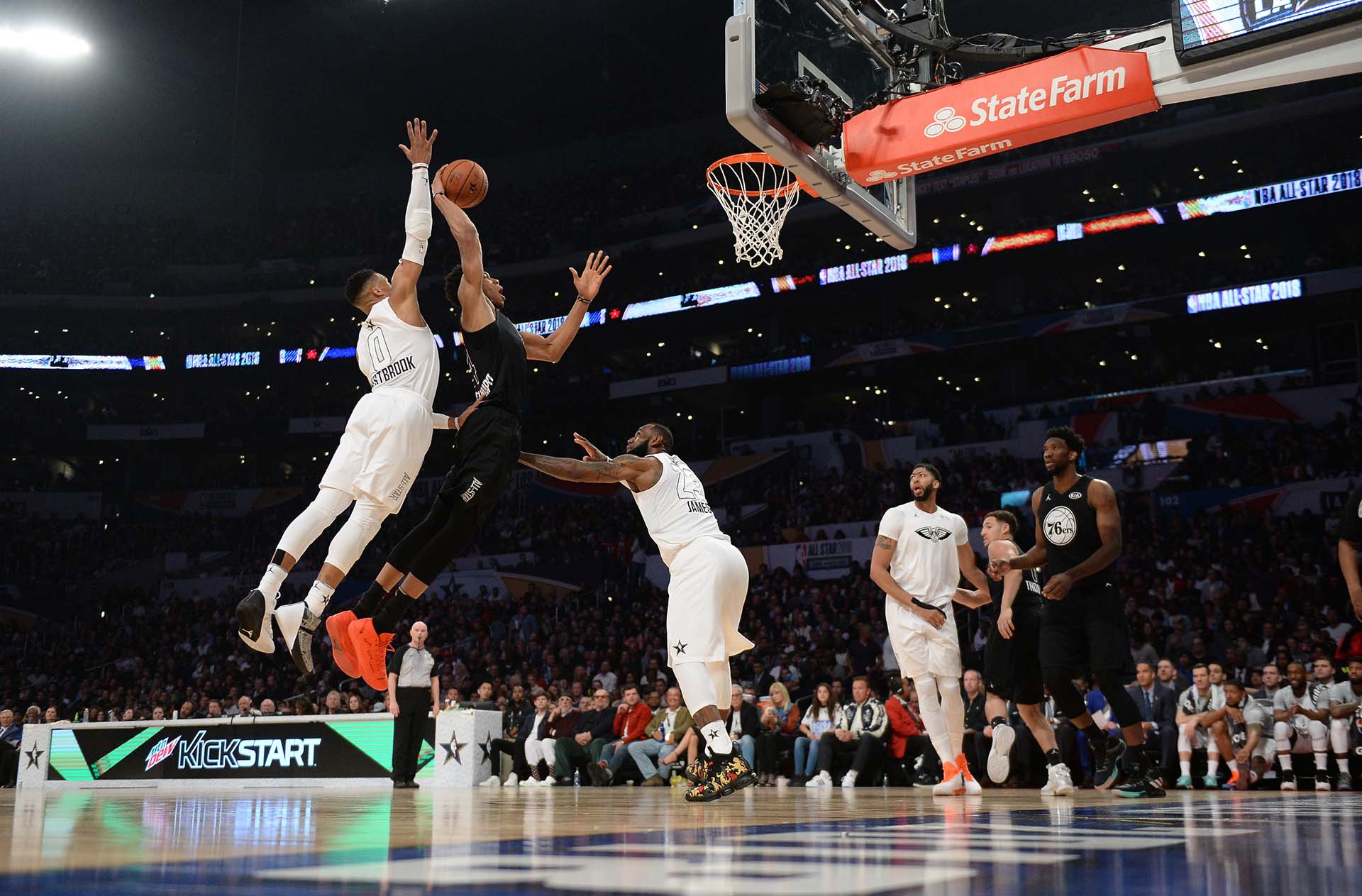 Giannis Antetokounmpo busca el aro ante las marcas de Russell Westbrook y LeBron James