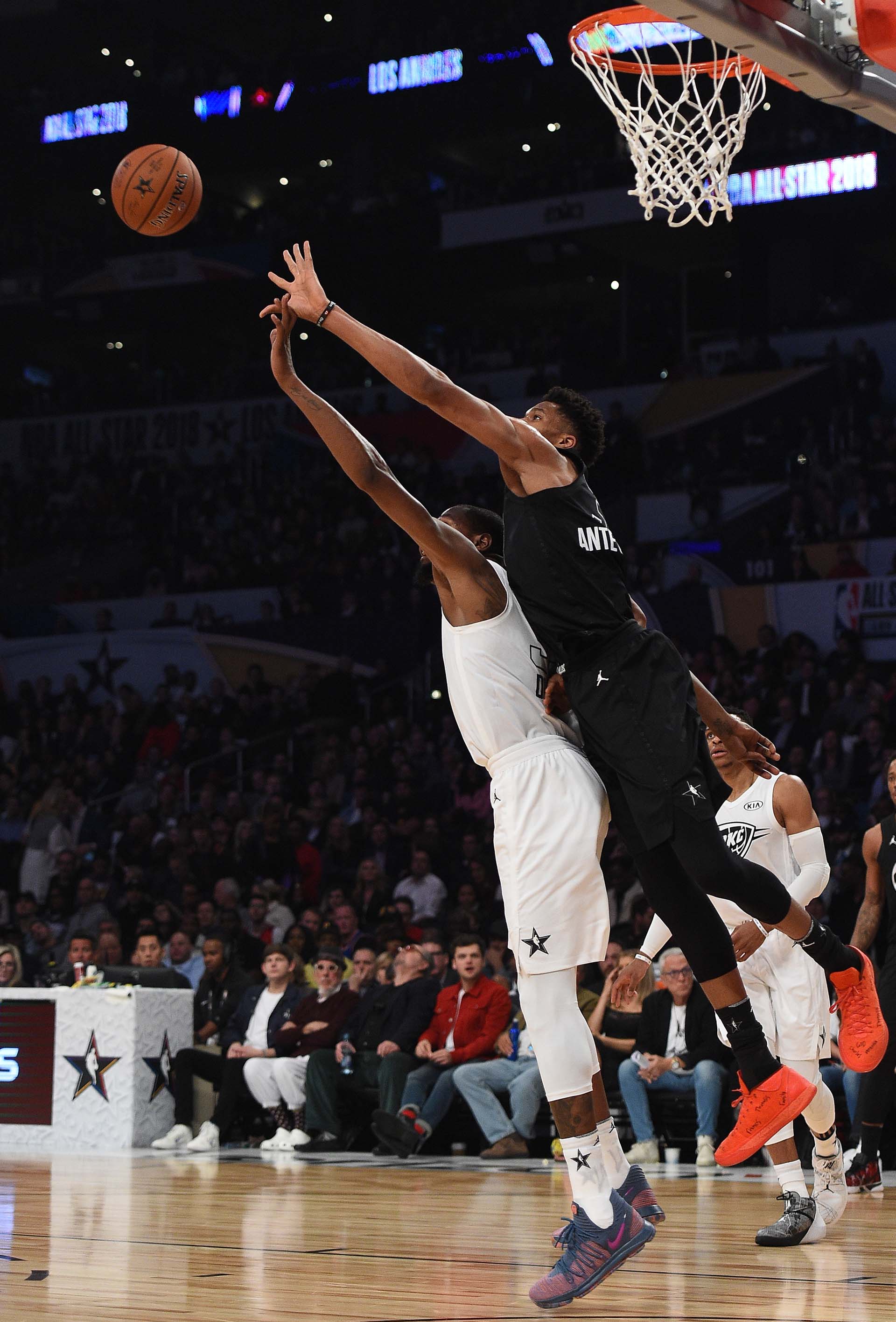 Giannis Antetokounmpo disputa el balón con Kevin Durant