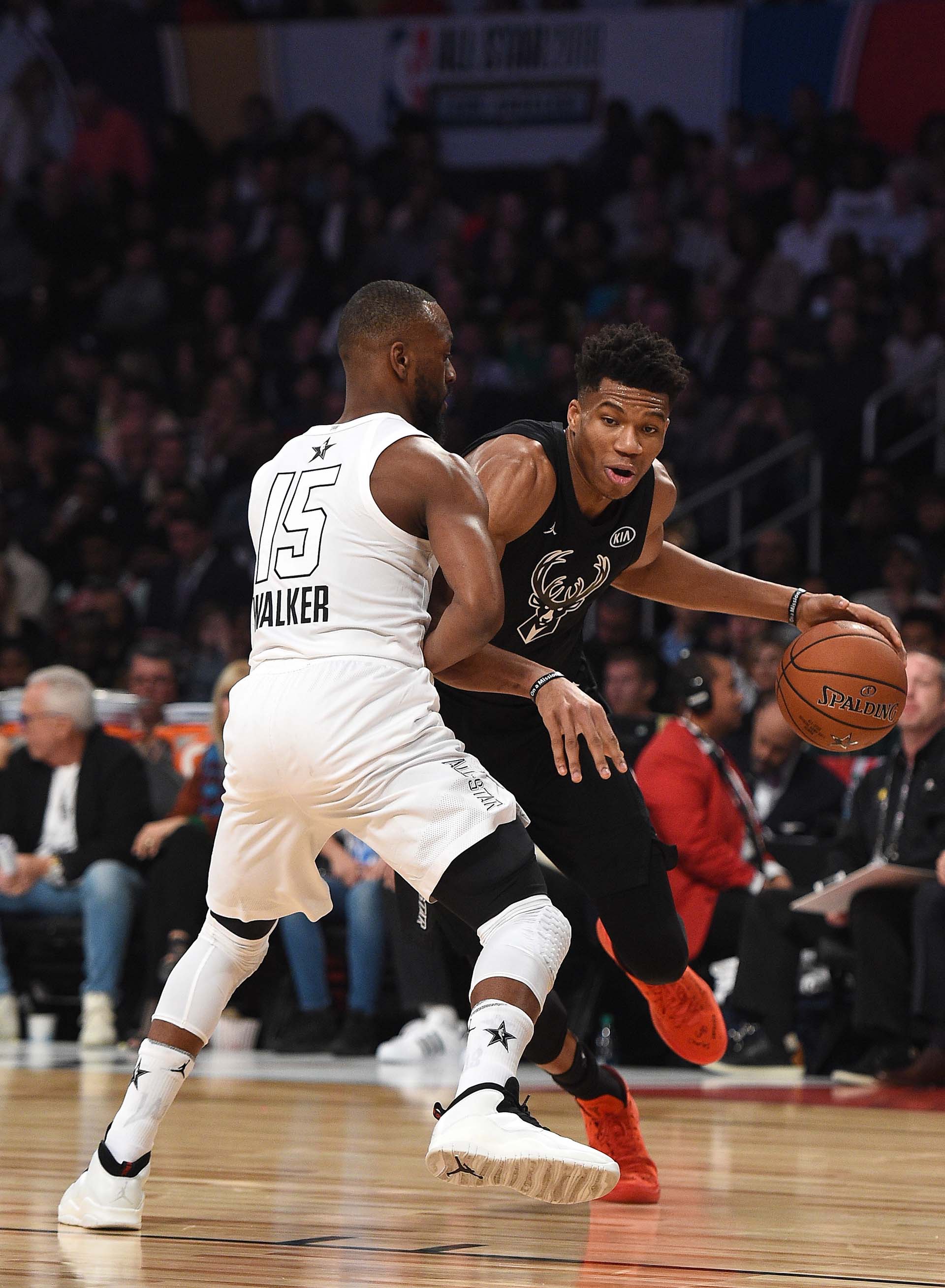 Giannis Antetokounmpo escapa de Kemba Walker